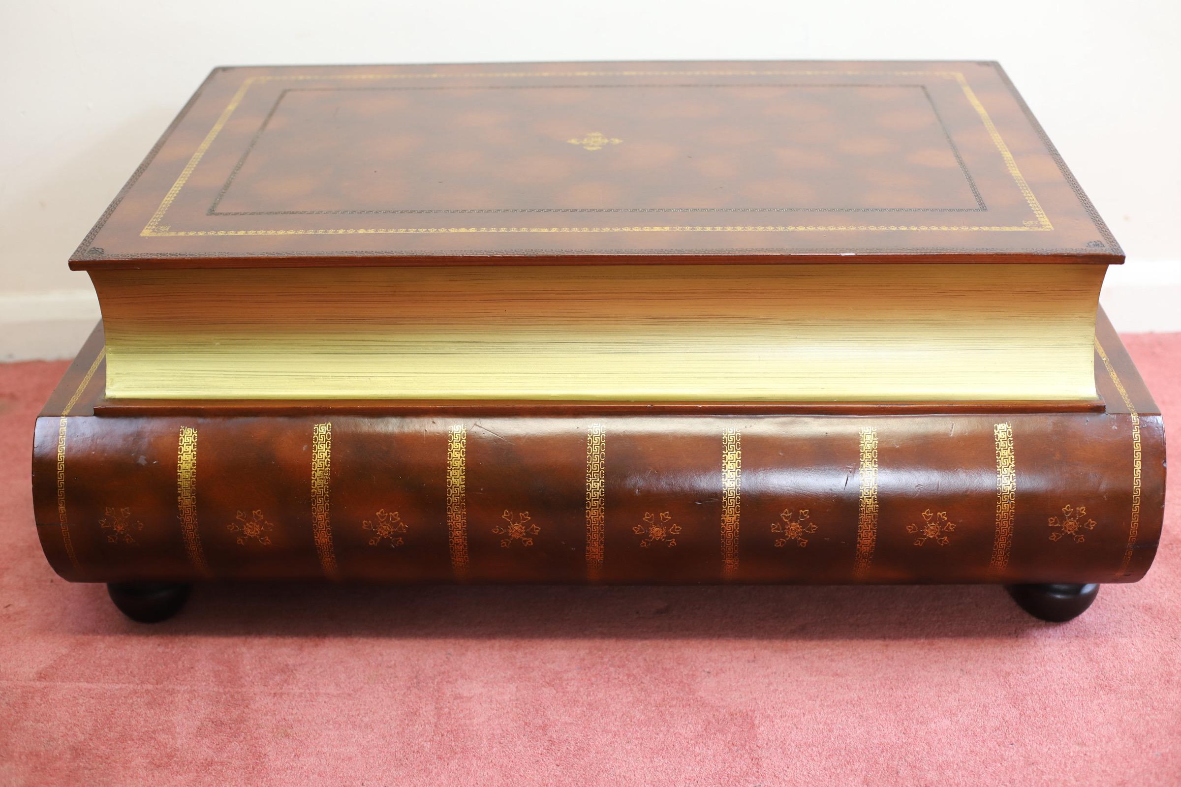 20ième siècle Lovely Double Book Coffee Table en vente