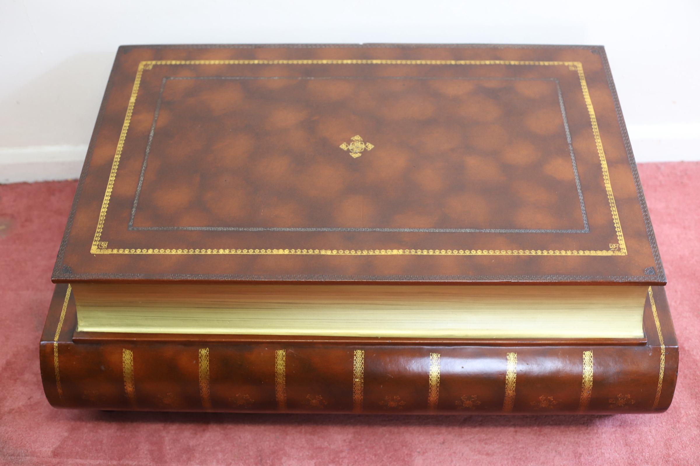 Cuir Lovely Double Book Coffee Table en vente