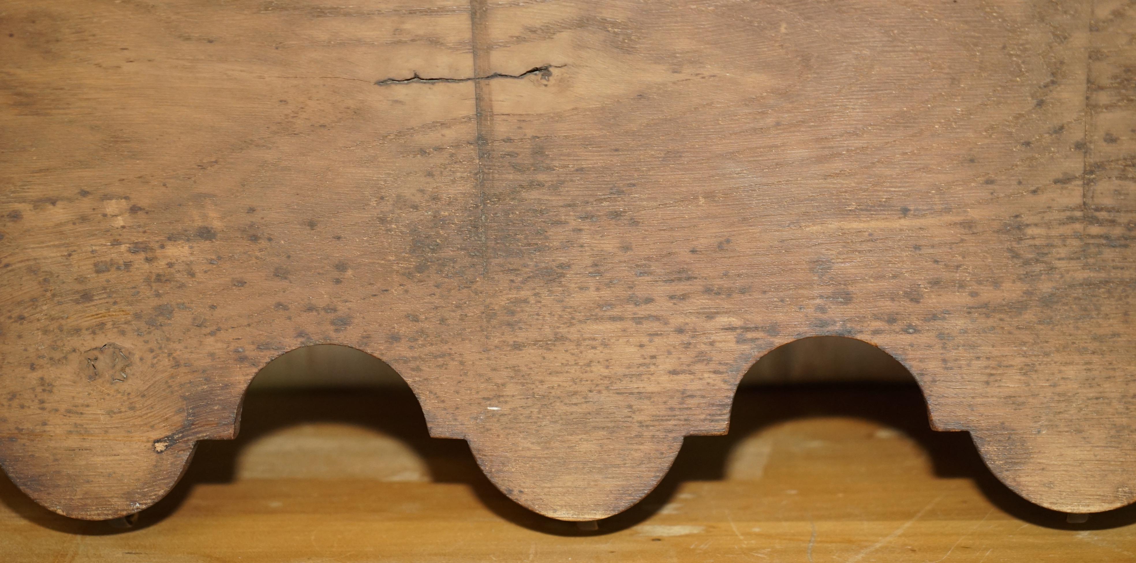 Grazioso appendiabiti da parete in Oak pesantemente intagliato, cappello, sciarpa e ganci romantici in vendita 8