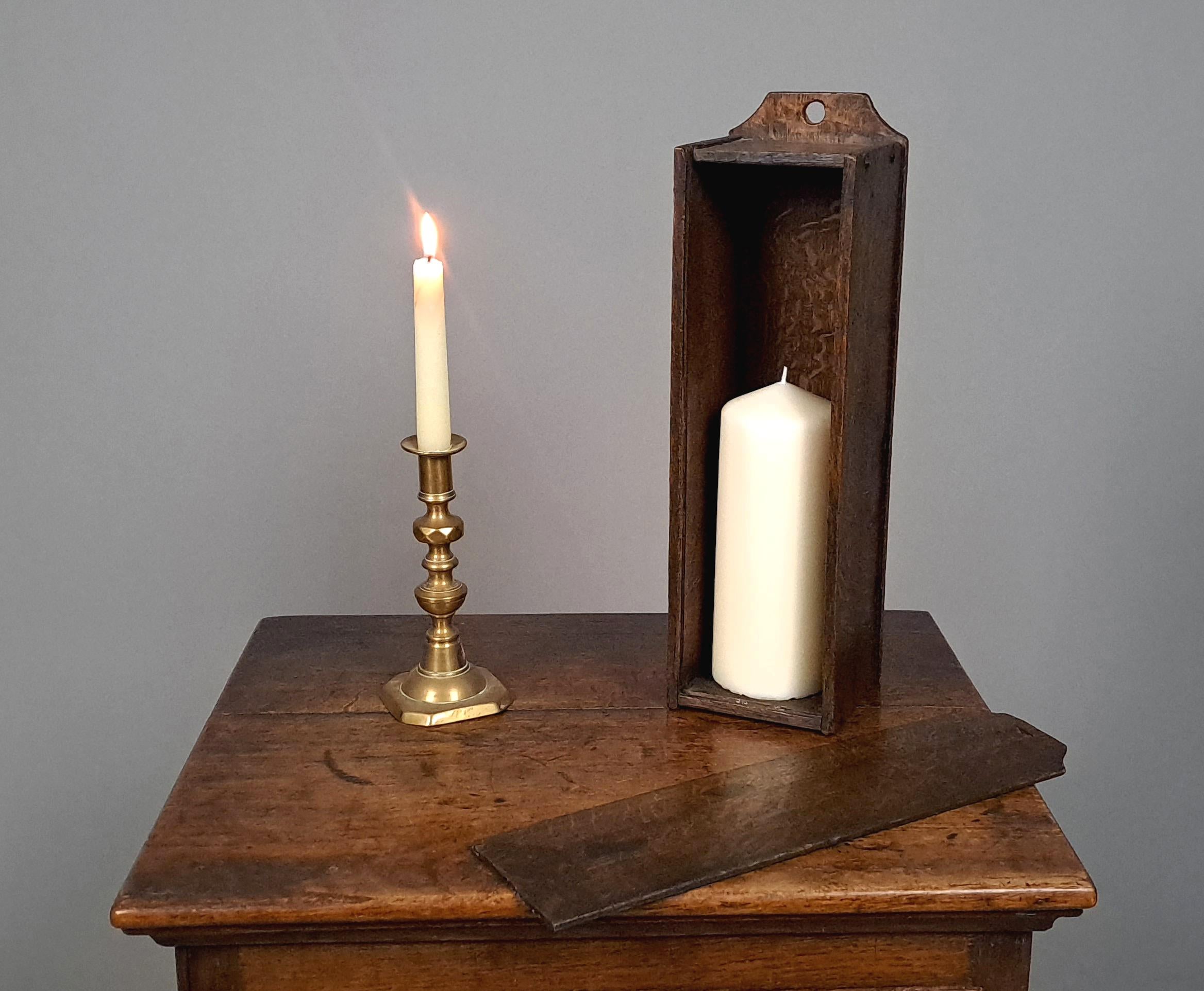 Lovely Early 18th Century Oak Candle Box c. 1730 In Good Condition For Sale In Heathfield, GB