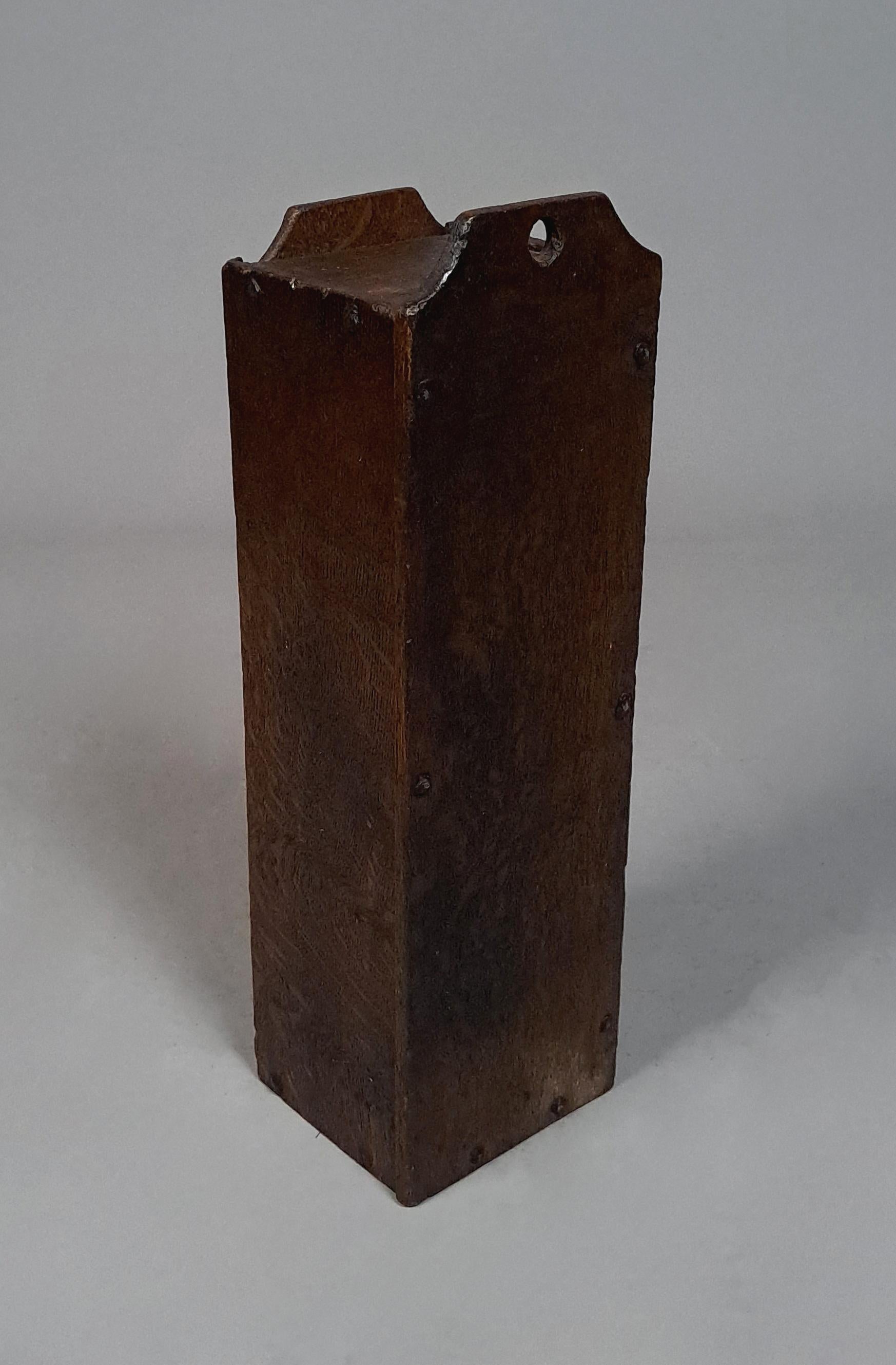 Lovely Early 18th Century Oak Candle Box c. 1730 For Sale 2