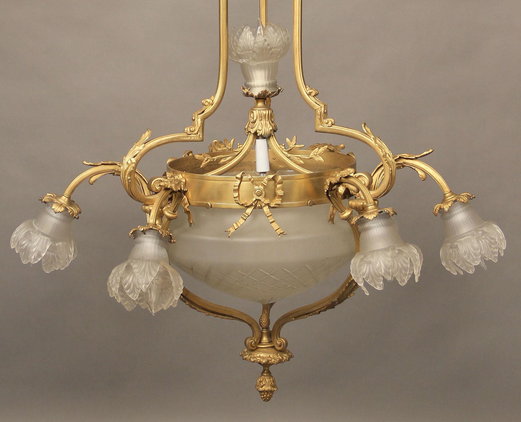 Français Magnifique lustre à huit lumières en bronze doré du début du 20e siècle en vente