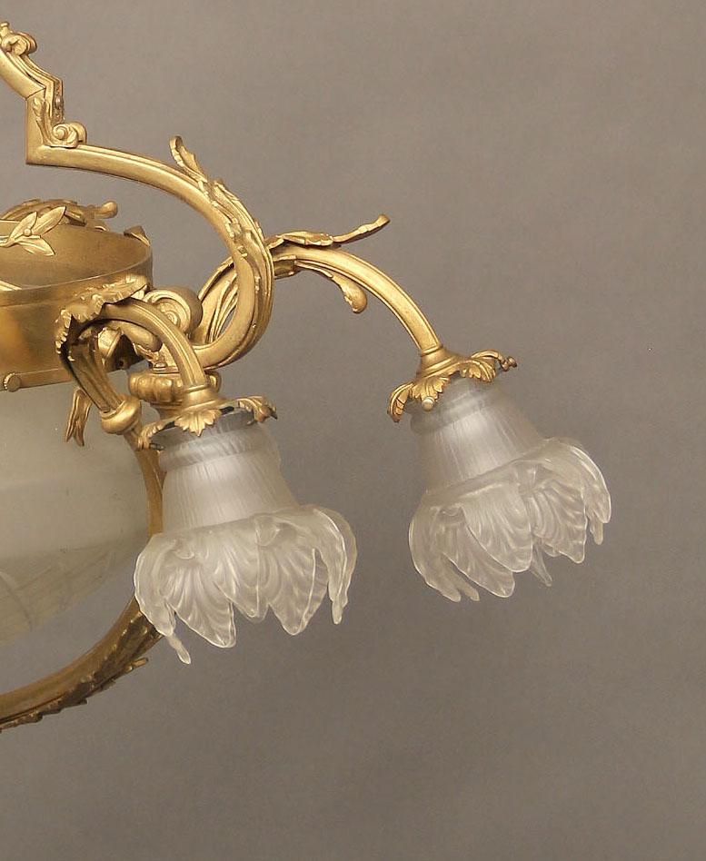 20ième siècle Magnifique lustre à huit lumières en bronze doré du début du 20e siècle en vente