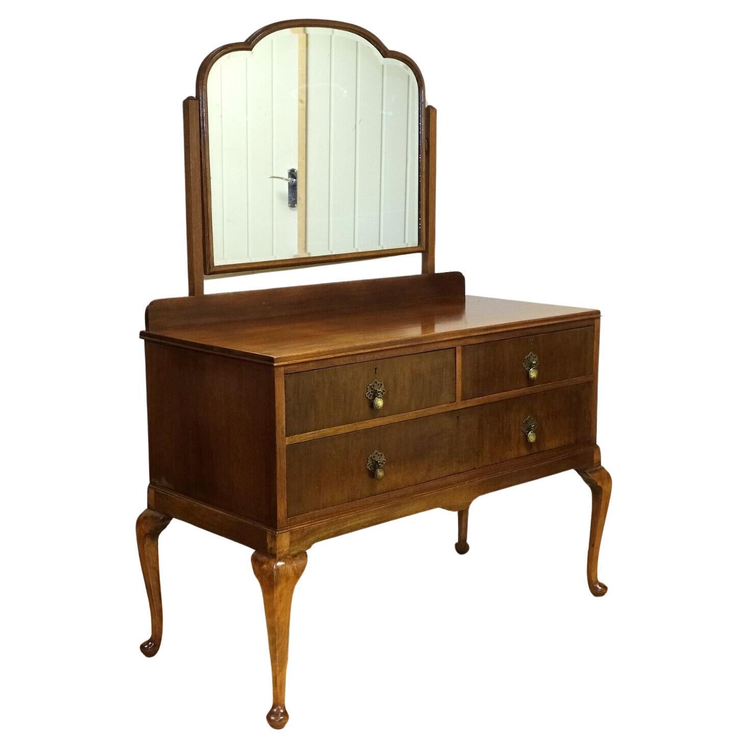We are delighted to offer for sale this lovely early 20th-century Mahogany dressing table on cabriole legs and drawers.

This well made and beautiful dressing table is presented with an original bevelled mirror, which is able to move upwards or