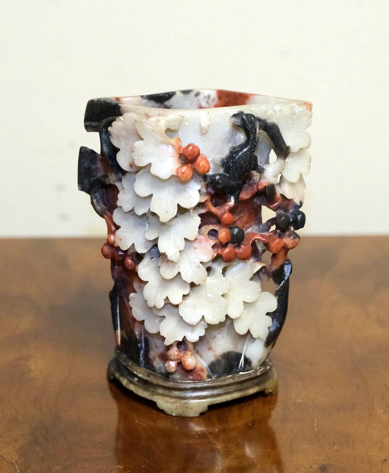 Wir freuen uns, diese schöne kleine chinesische handgeschnitzte Specksteinvase aus dem frühen 20. Jahrhundert zum Verkauf anbieten zu können.

Dies ist ein einzigartiges Element eines chinesischen Hand geschnitzt Vase, mit einer Szene mit