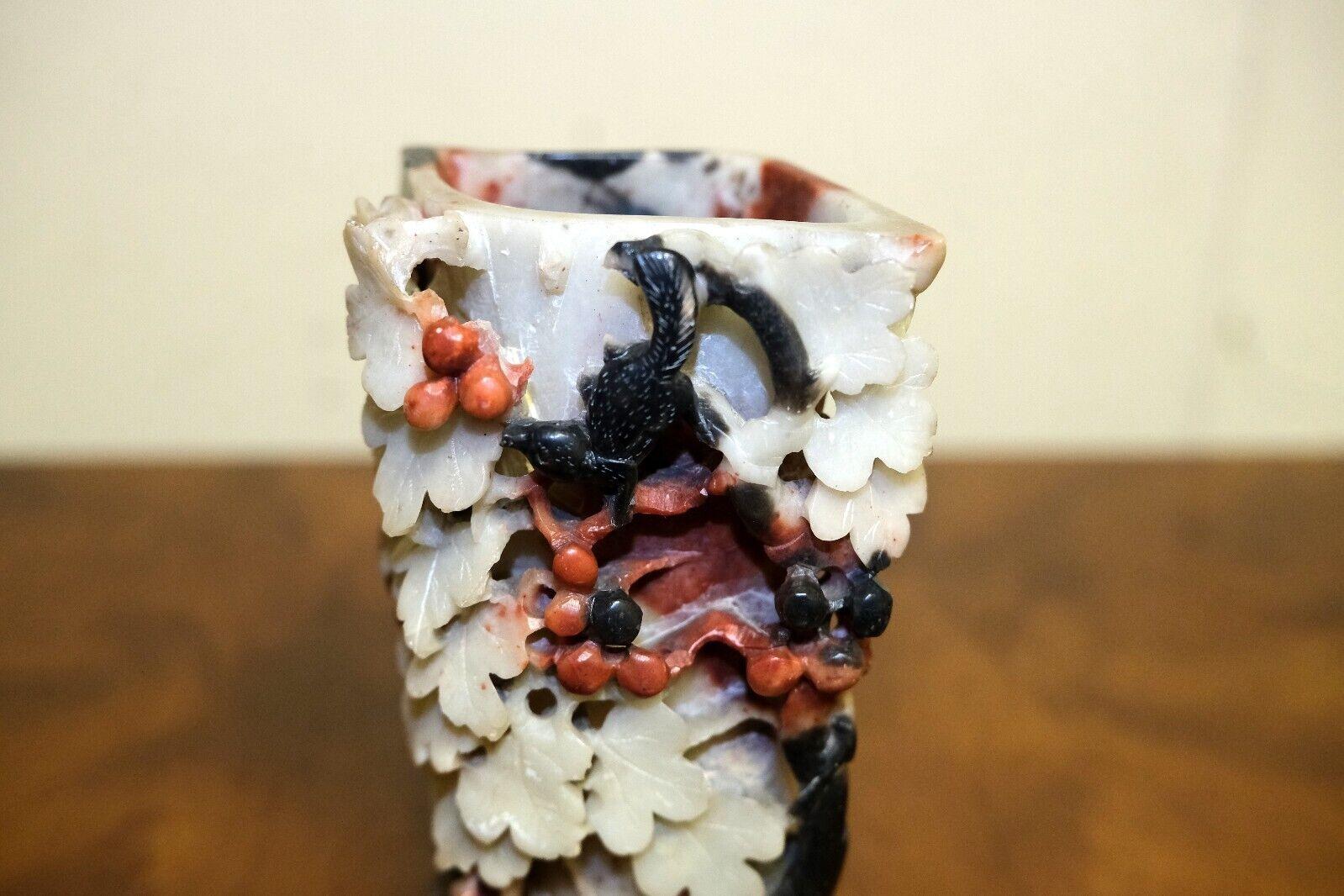 LOVELY EARLY 20TH CENTURY SMALL CHiNESE HAND CARVED SOAPSTONE VASE For Sale 2
