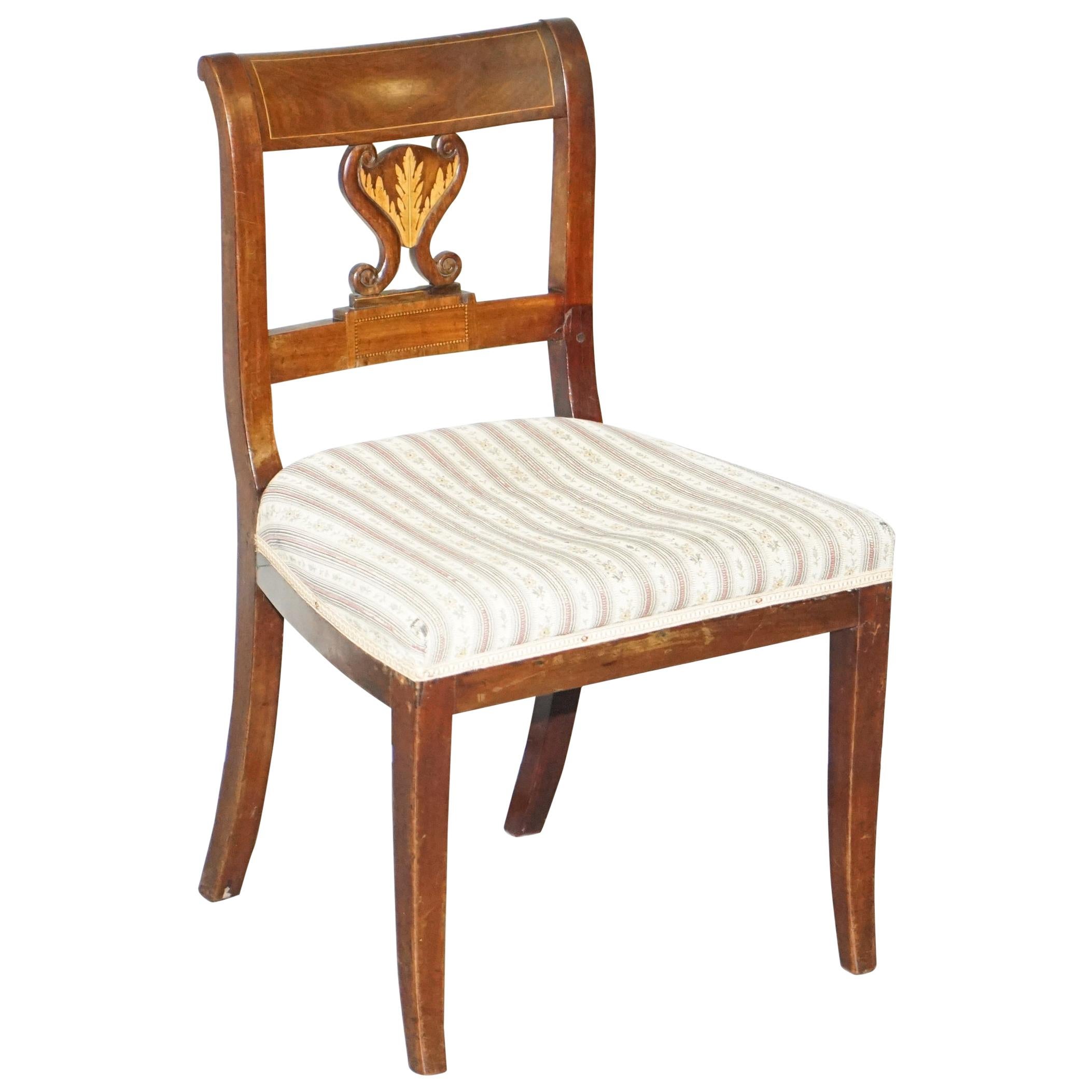 Charmante chaise d'appoint en noyer français marqueté du début de l'ère victorienne:: idéale comme coiffeuse dans une chambre à coucher