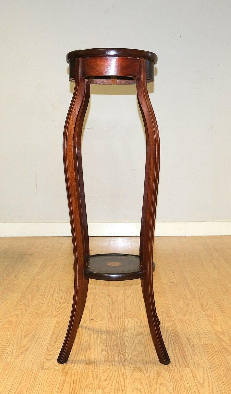 We are delighted to offer for sale this lovely Edwardian Sheraton Revival brown Mahogany plant stand.

This elegant, nice and good looking jardinière stand offers you two tiers, beautifully inlaid with Sheraton details. The item is standing on