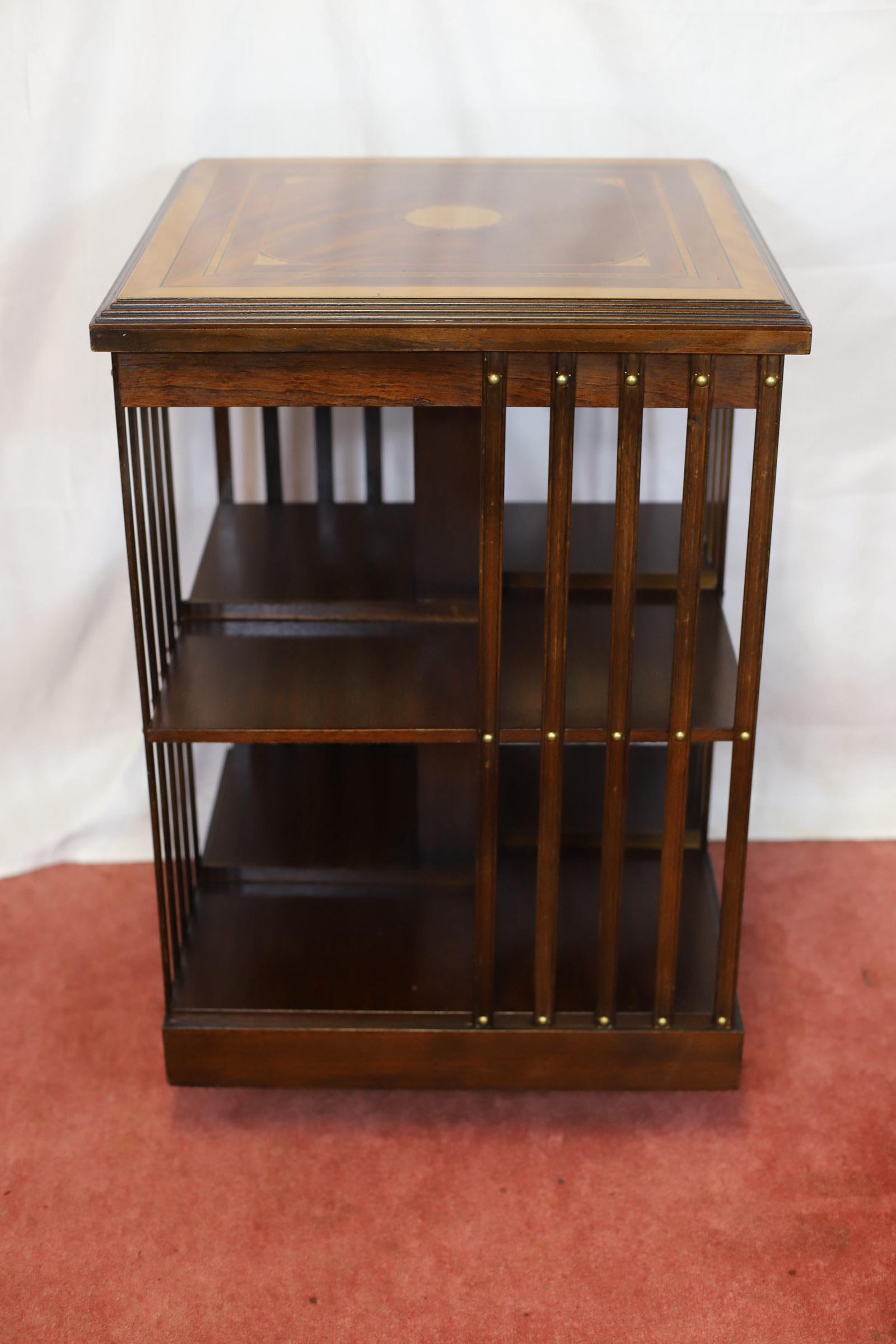 We delight to offer for sale this lovely Edwardian style walnut revolving bookcase with satinwood inlaid decoration and raised upon castors , lovely condition !
Don't hesitate to contact me if you have any questions.
Please have a closer look at the