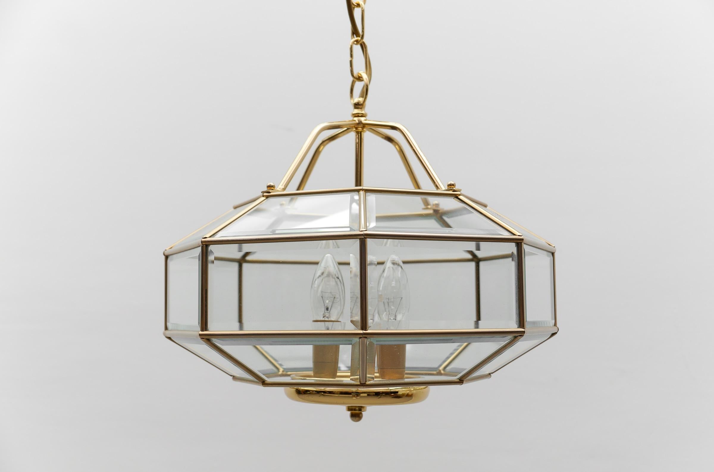 Wunderschöne elegante Hängeleuchte aus geschliffenem Glas, Italien 1960er

Sehr hochwertig verarbeitete und sehr elegante Lampe.

Höhe von 50cm bis 85cm möglich.

Ausgeführt in Metall und geschliffenem Glas. Die Lampe benötigt 4 x E14 / E15 Edison