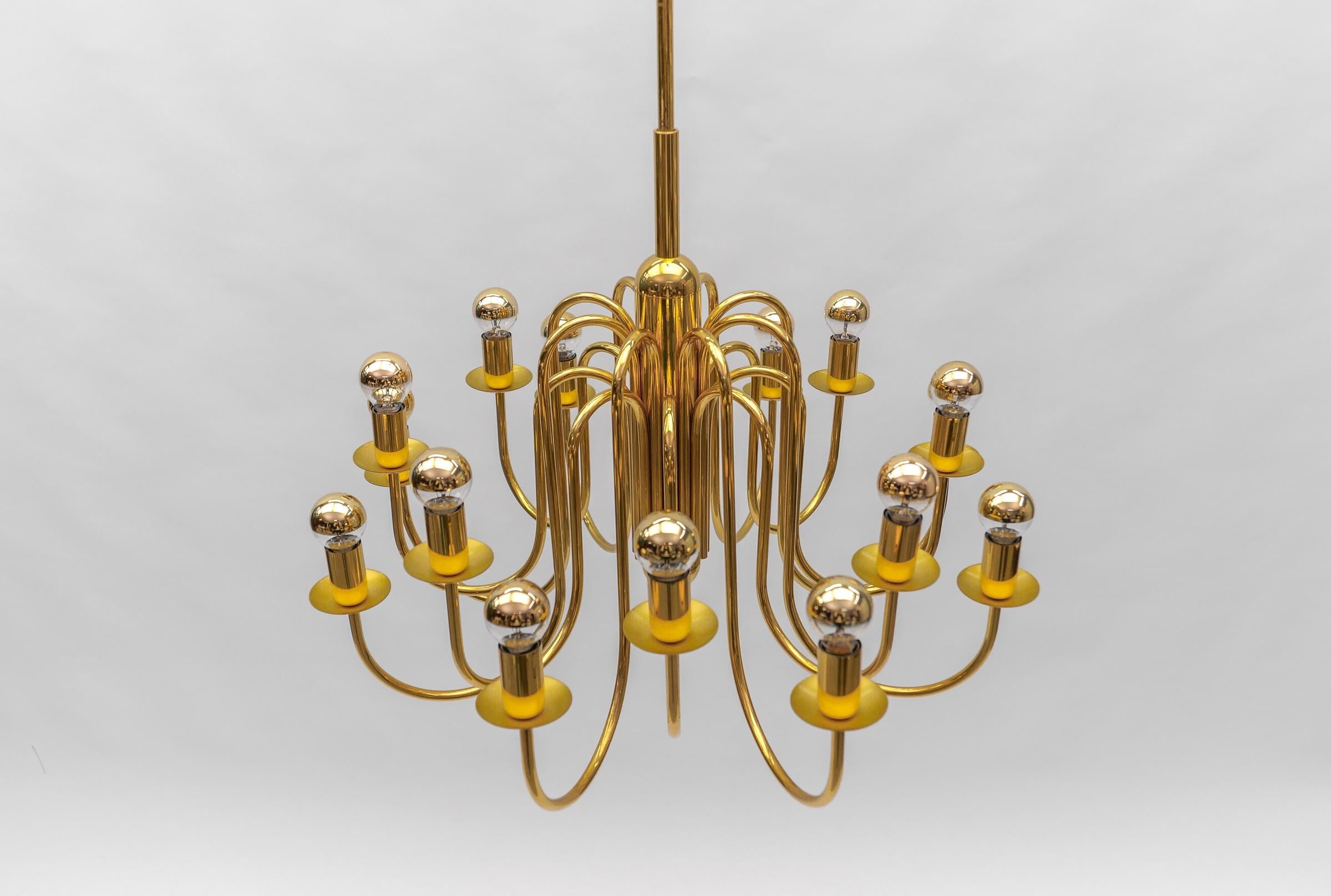 Schöne, elegante Mid-Century-Modern-Kronleuchterlampe aus Messing, Italien 1970er Jahre im Angebot 4