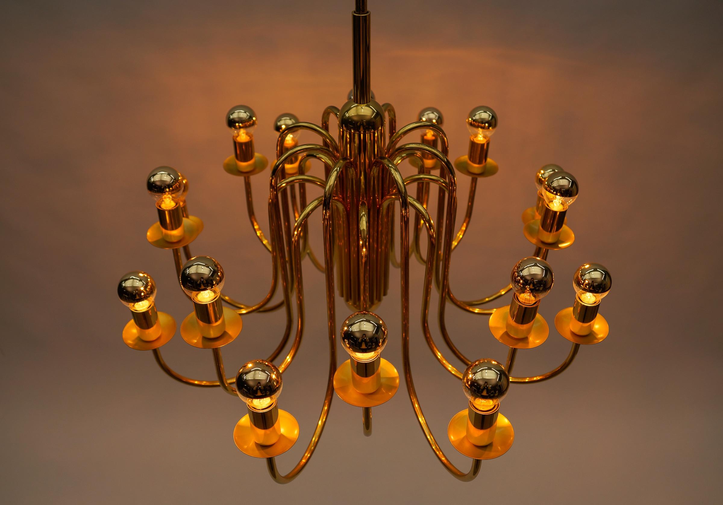 Lovely Elegant Mid-Century Modern Brass Chandelier Lamp, Italy 1970s For Sale 5
