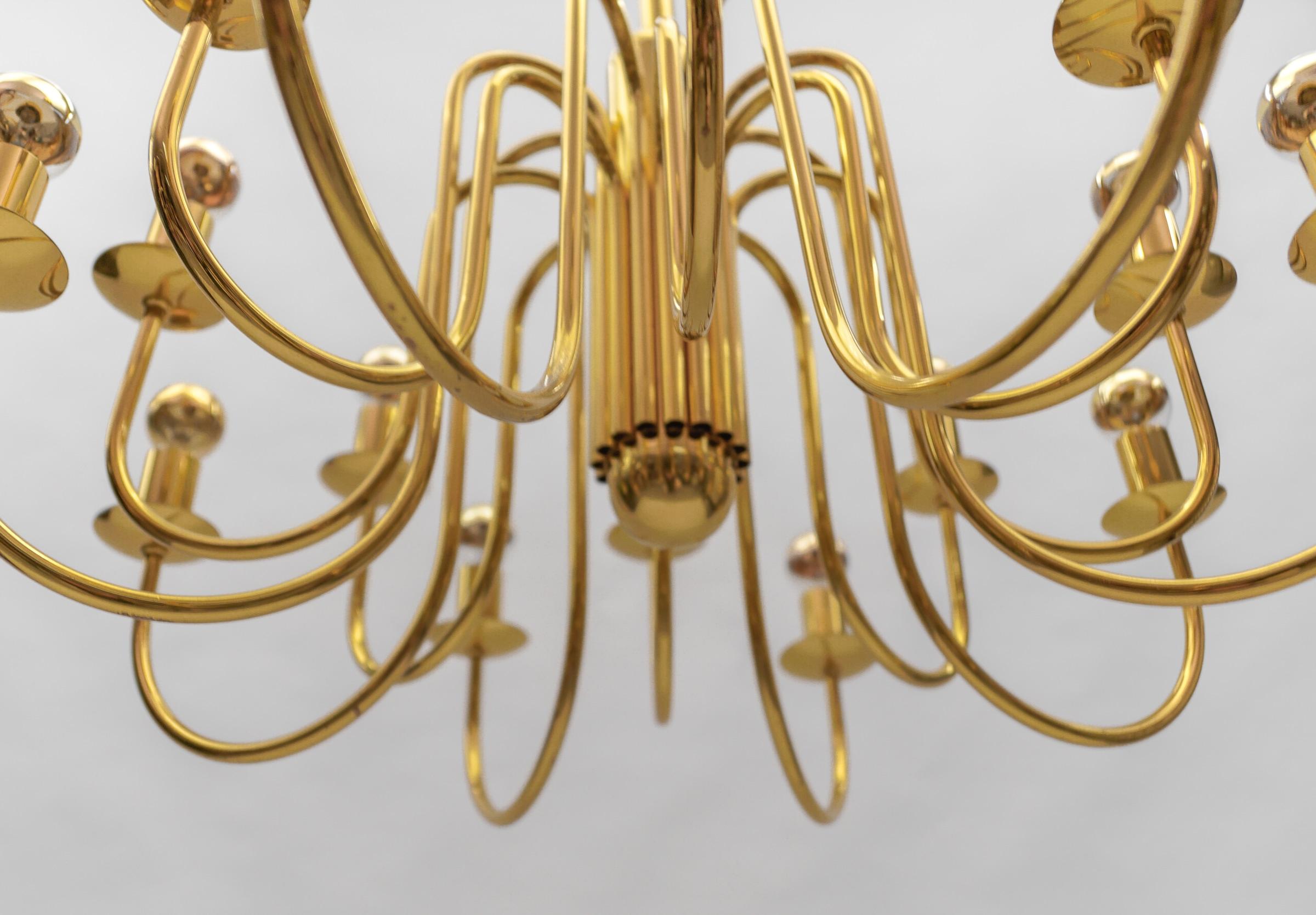 Lovely Elegant Mid-Century Modern Brass Chandelier Lamp, Italy 1970s For Sale 6