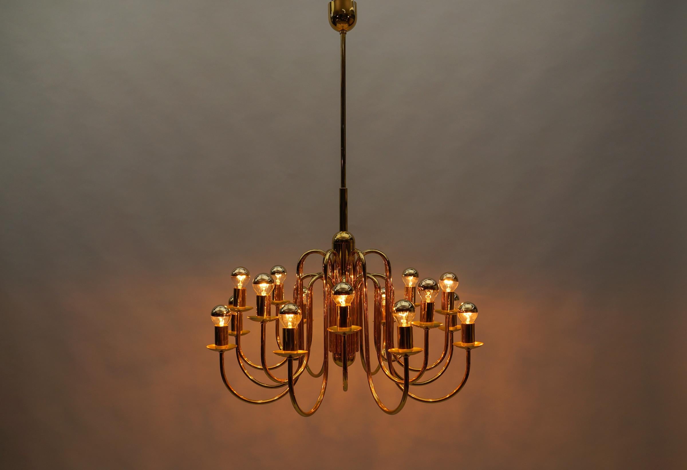 Lovely Elegant Mid-Century Modern Brass Chandelier Lamp, Italy 1970s


Executed in glass, metal and brass. The lamp needs 16 x E14 Edison screw fit bulb, is wired, in working condition and runs both on 110 / 230 volt.

Light bulbs are not