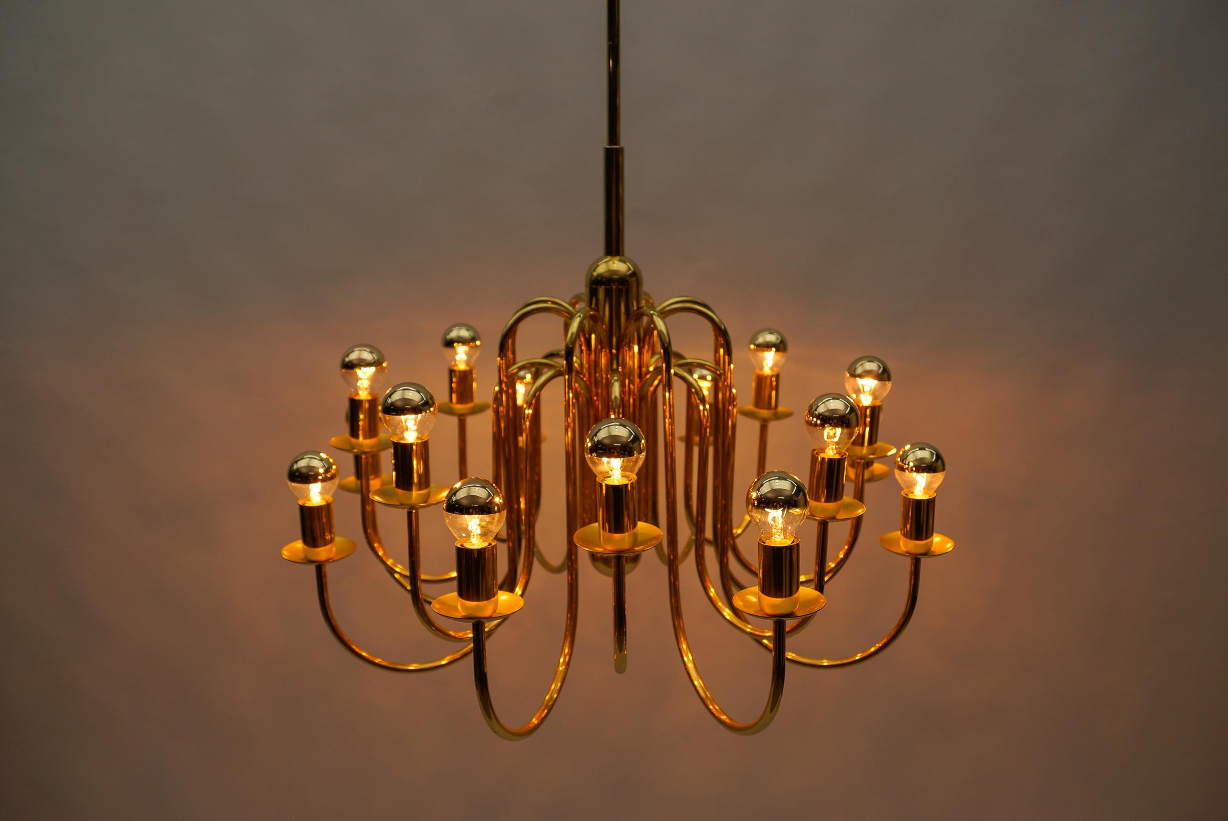 Schöne, elegante Mid-Century-Modern-Kronleuchterlampe aus Messing, Italien 1970er Jahre (Metall) im Angebot