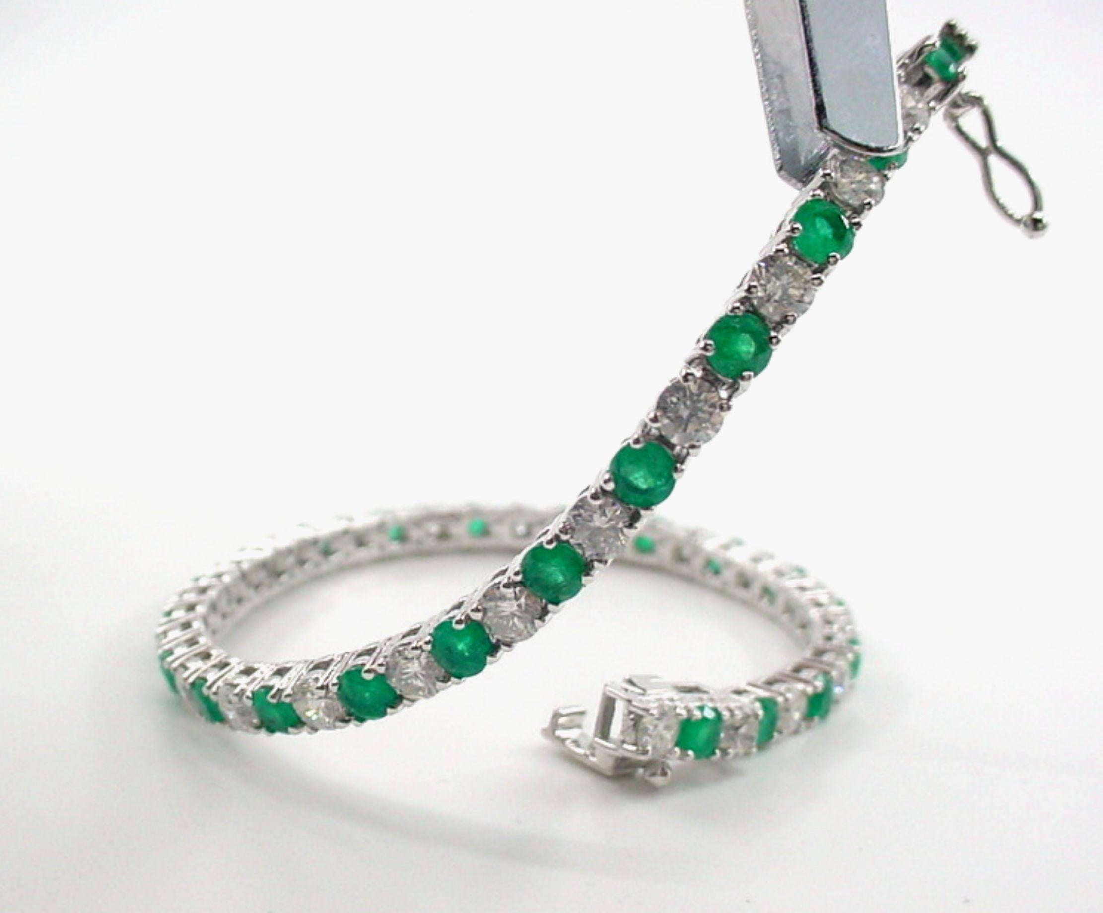Lovely Emerald 3.50 Ct Diamond Emerald Line Strap Tennis Bracelet In Good Condition For Sale In Santa Rosa, CA