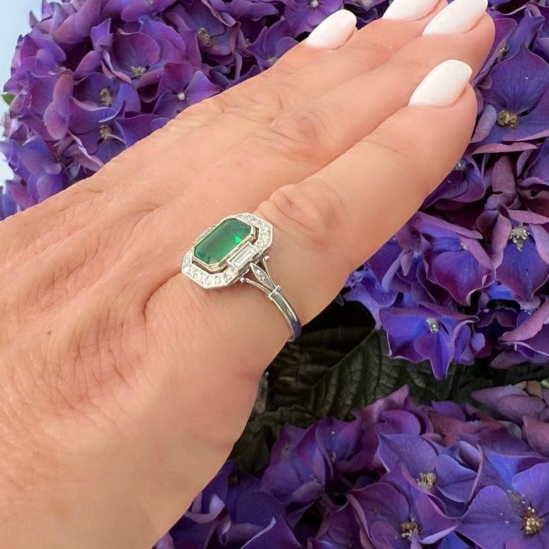 Lovely Emerald, Diamond & Platinum Ring In New Condition For Sale In San Francisco, CA
