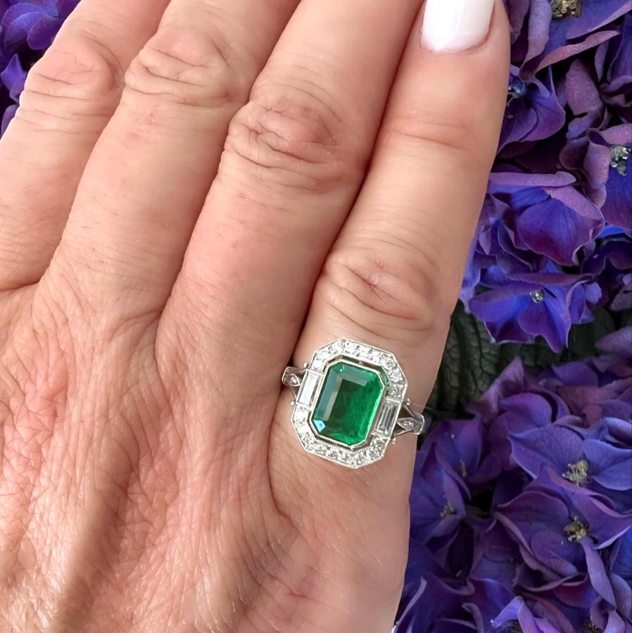 Women's Lovely Emerald, Diamond & Platinum Ring For Sale