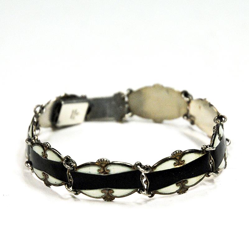 Elegante and enamelled bracelet designed by Ivar T. Holth in the 1950s Oslo, Norway. Seven sections with black and white enamel and silver decorated frames. Perfect as both a party - and everyday bracelet. Box clasp to lock.
Measures: 43 cmL, 0,9