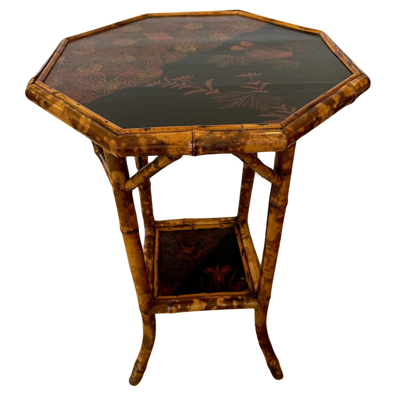 Jolie table d'appoint octogonale anglaise en bambou et laque peinte