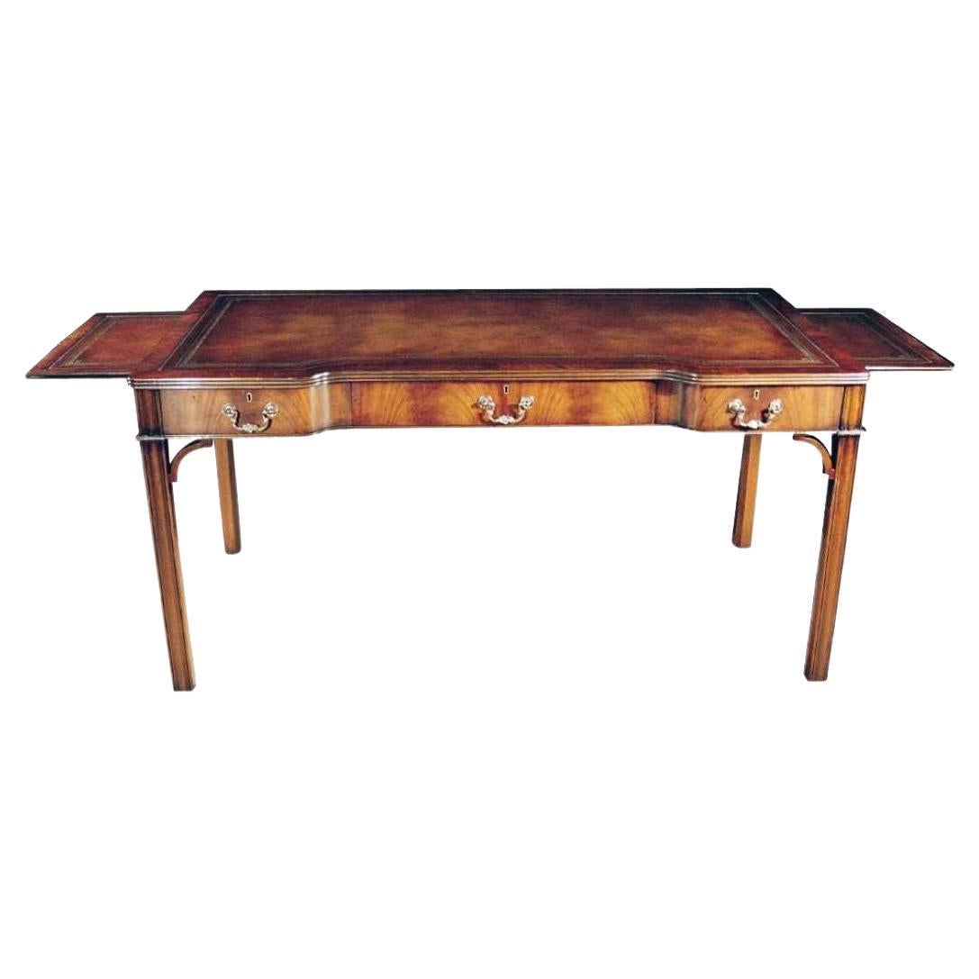 Table à écrire anglaise en bois et acajou de style Chippendale fabriquée par Hogan