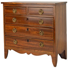 Charmante petite commode ou coffret à bijoux en acajou de style anglais George III