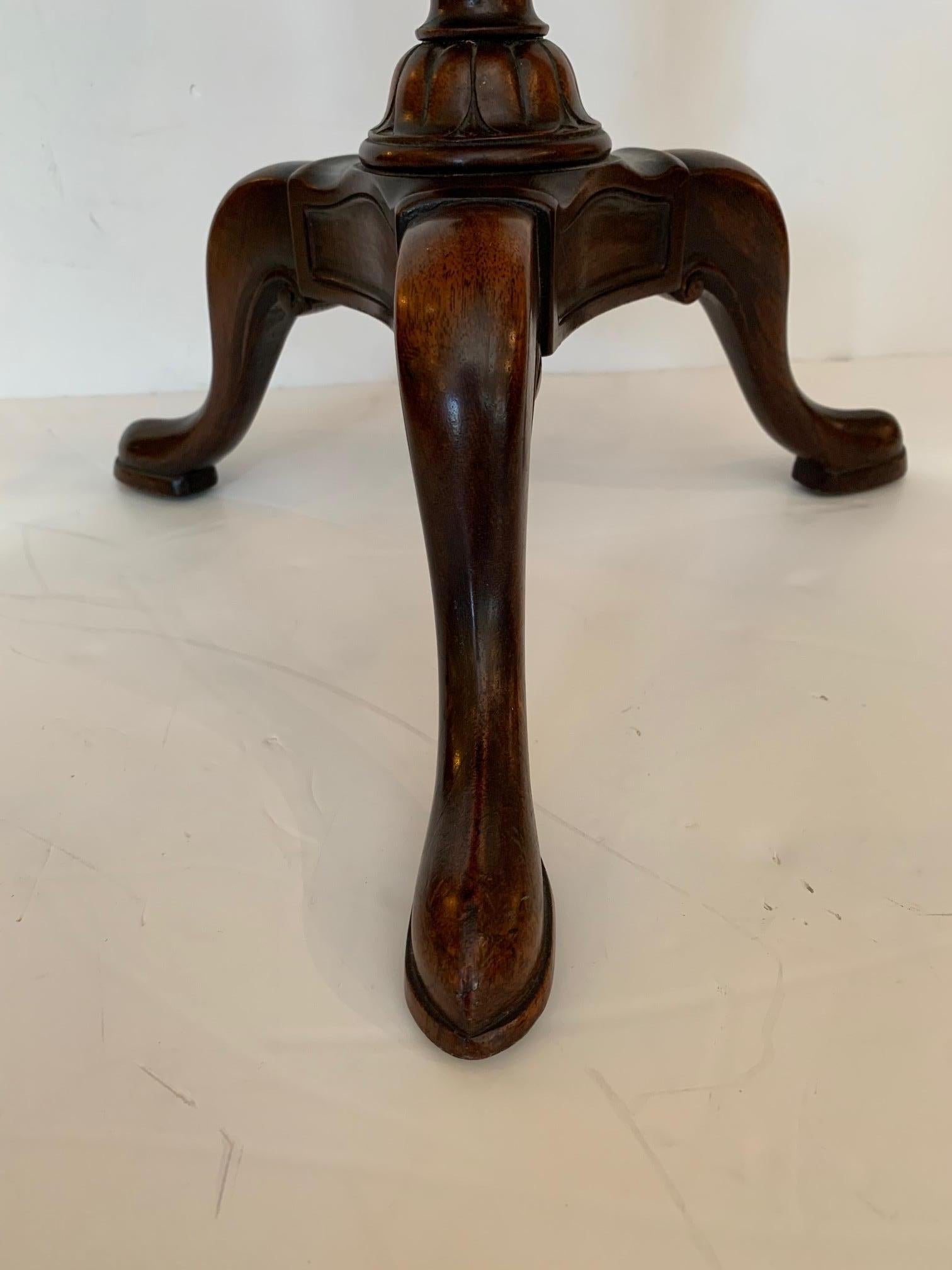 Lovely English Mahogany and Burlwood Oval Side Table In Excellent Condition In Hopewell, NJ
