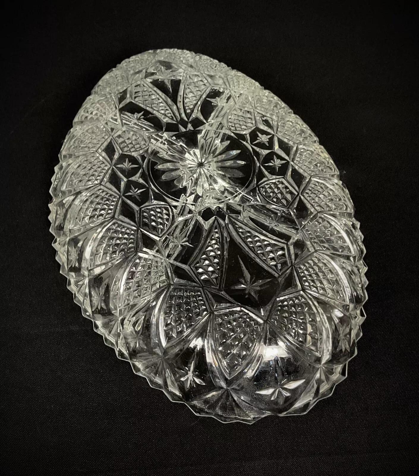 Ce charmant plateau à compartiments en verre, joliment gravé et doté d'une finition brillante, est parfait pour servir des amuse-gueules et ajouter une touche d'élégance à toute réunion. Avec son verre transparent de haute qualité et ses multiples