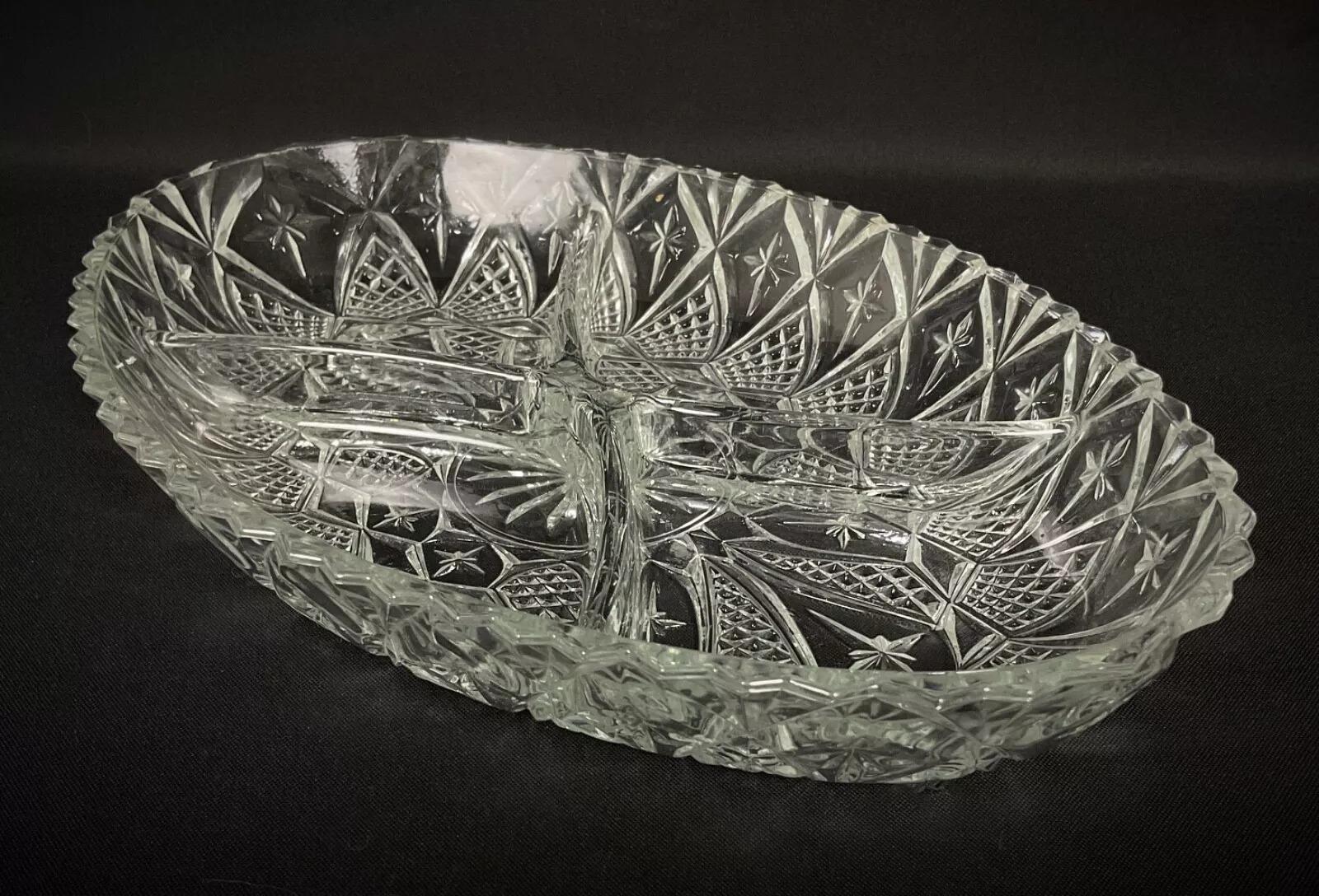 Joli plateau à compartiments en verre gravé - Idéal pour servir les amuse-gueules - 2Y370 en vente 1