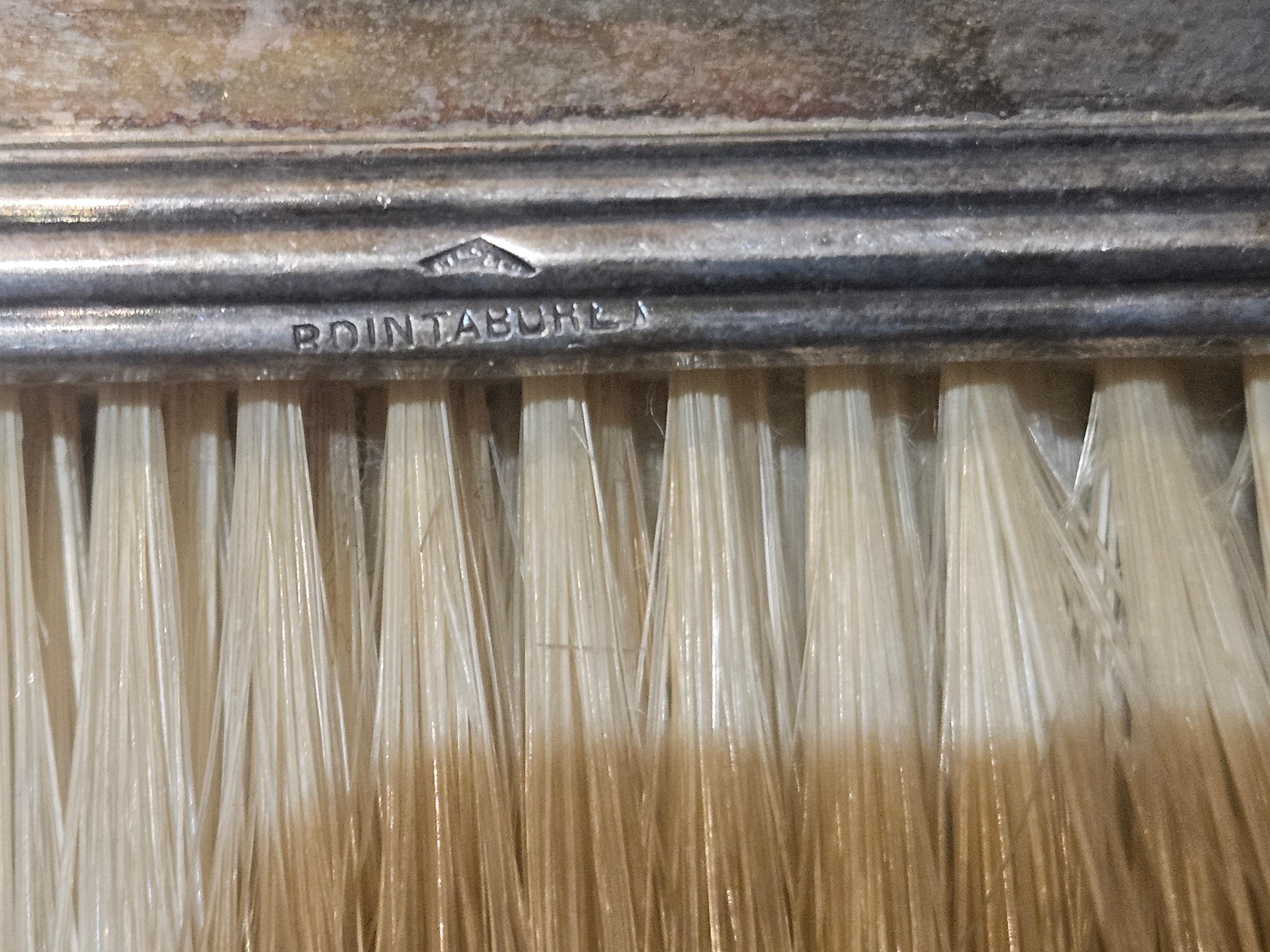 Il seguente articolo che offriamo è un'eccezionale spazzola per abiti in argento sterling francese del XIX secolo di qualità museale della Maison Boin-Taburet con rilievi in avorio. DI UN'IMPORTANTE PROPRIETÀ. UNA VERA E PROPRIA RARITÀ!!!  

Misure: