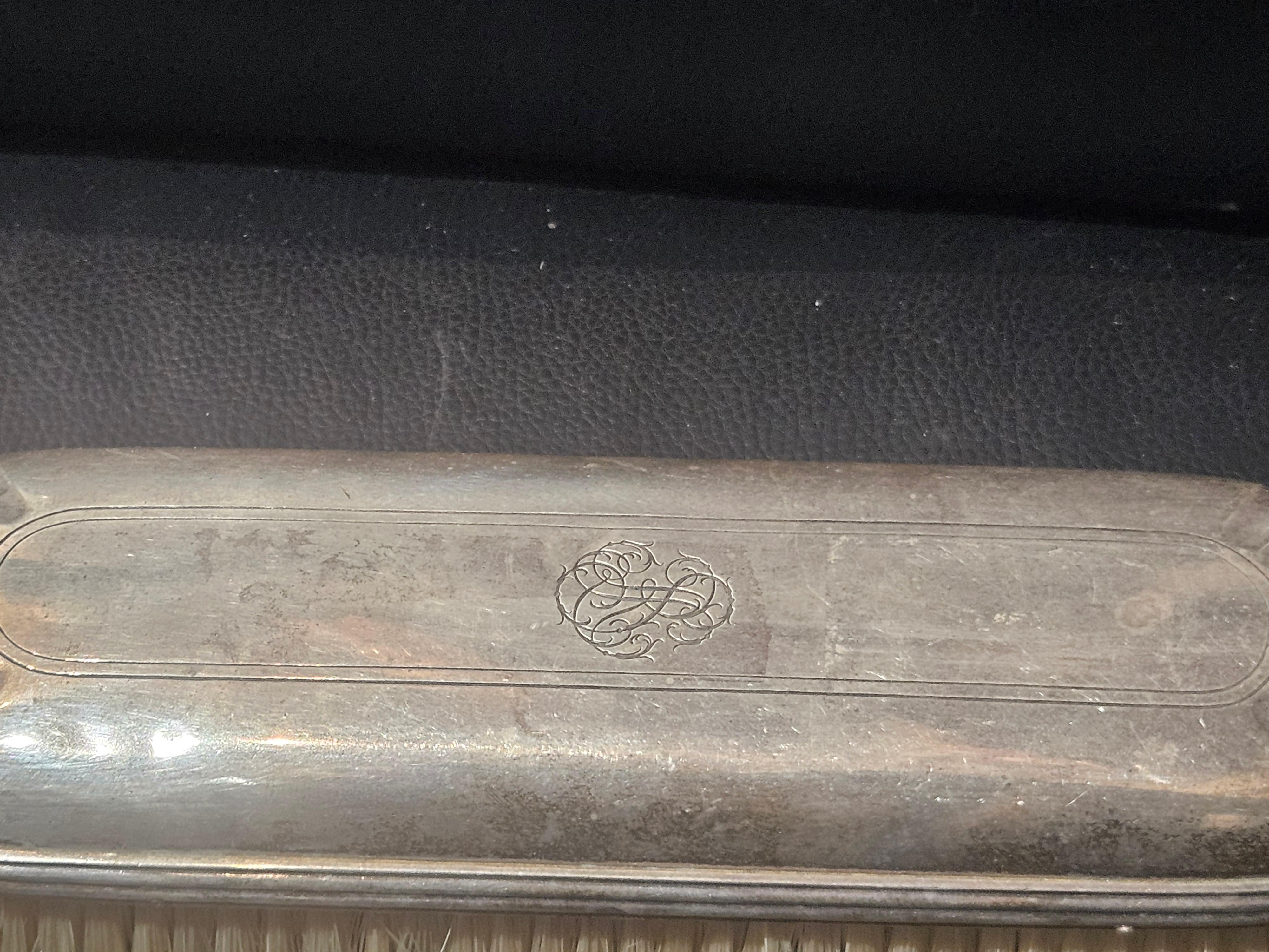 Squisita spazzola per abiti in argento sterling francese del XIX secolo In condizioni buone in vendita a New York, NY