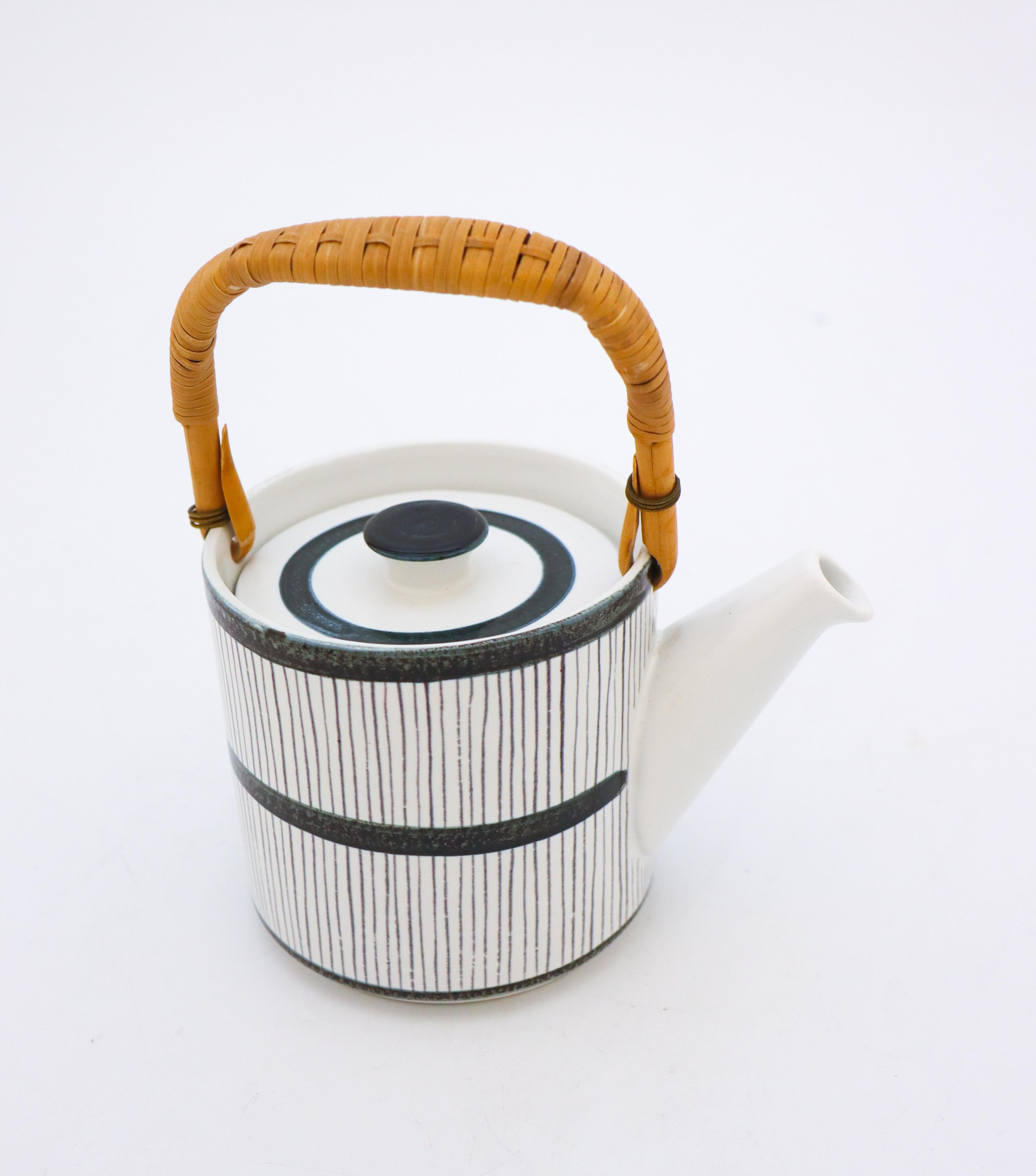 Cafetière en faïence et bambou Stig Lindberg Gustavsberg des années 1960, Vintage du milieu du siècle dernier Excellent état - En vente à Stockholm, SE