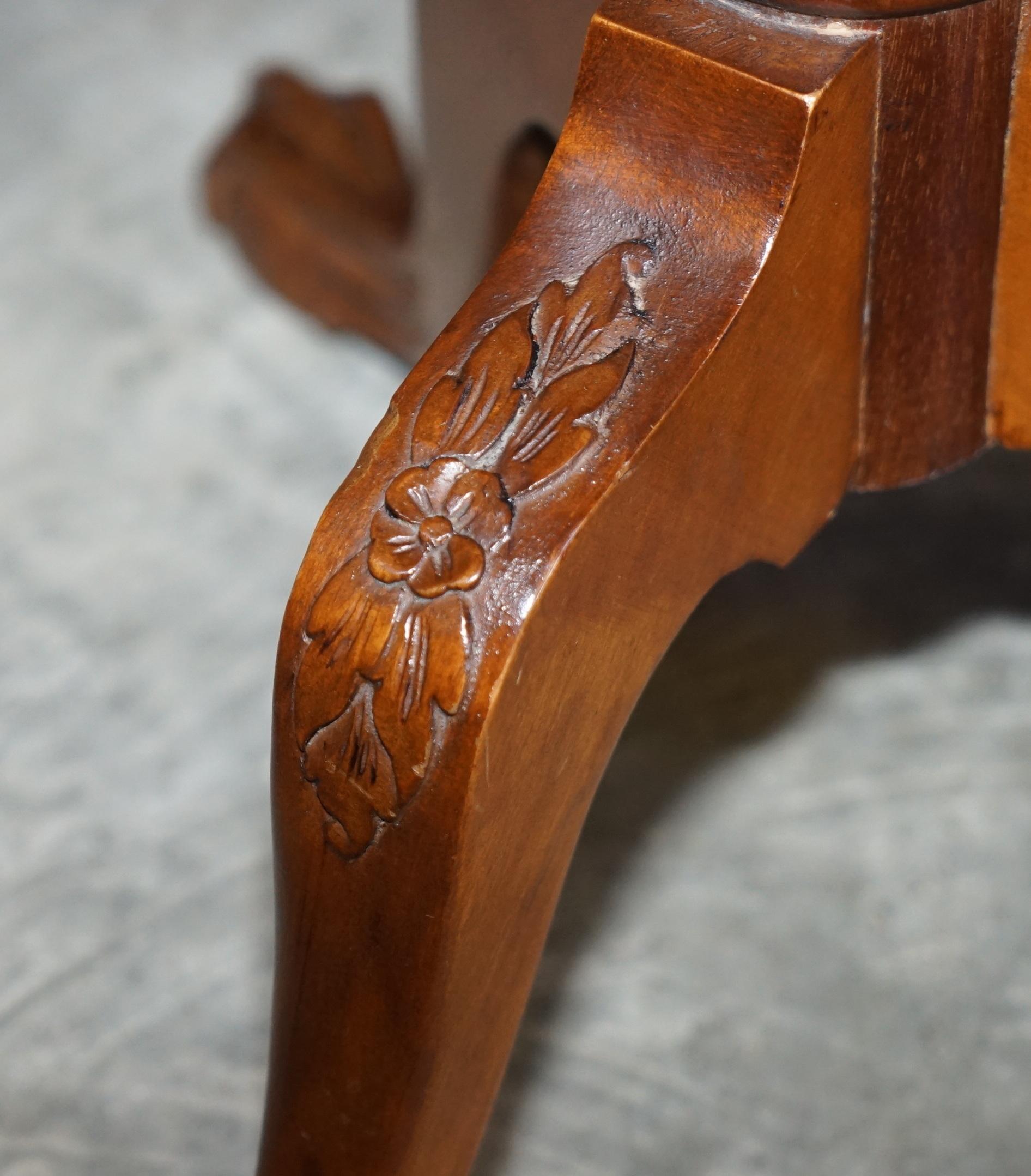 Fait main Ravissante table d'appoint à rallonge en bois dur flammé avec pieds en forme de griffes et de boules, style Regency en vente