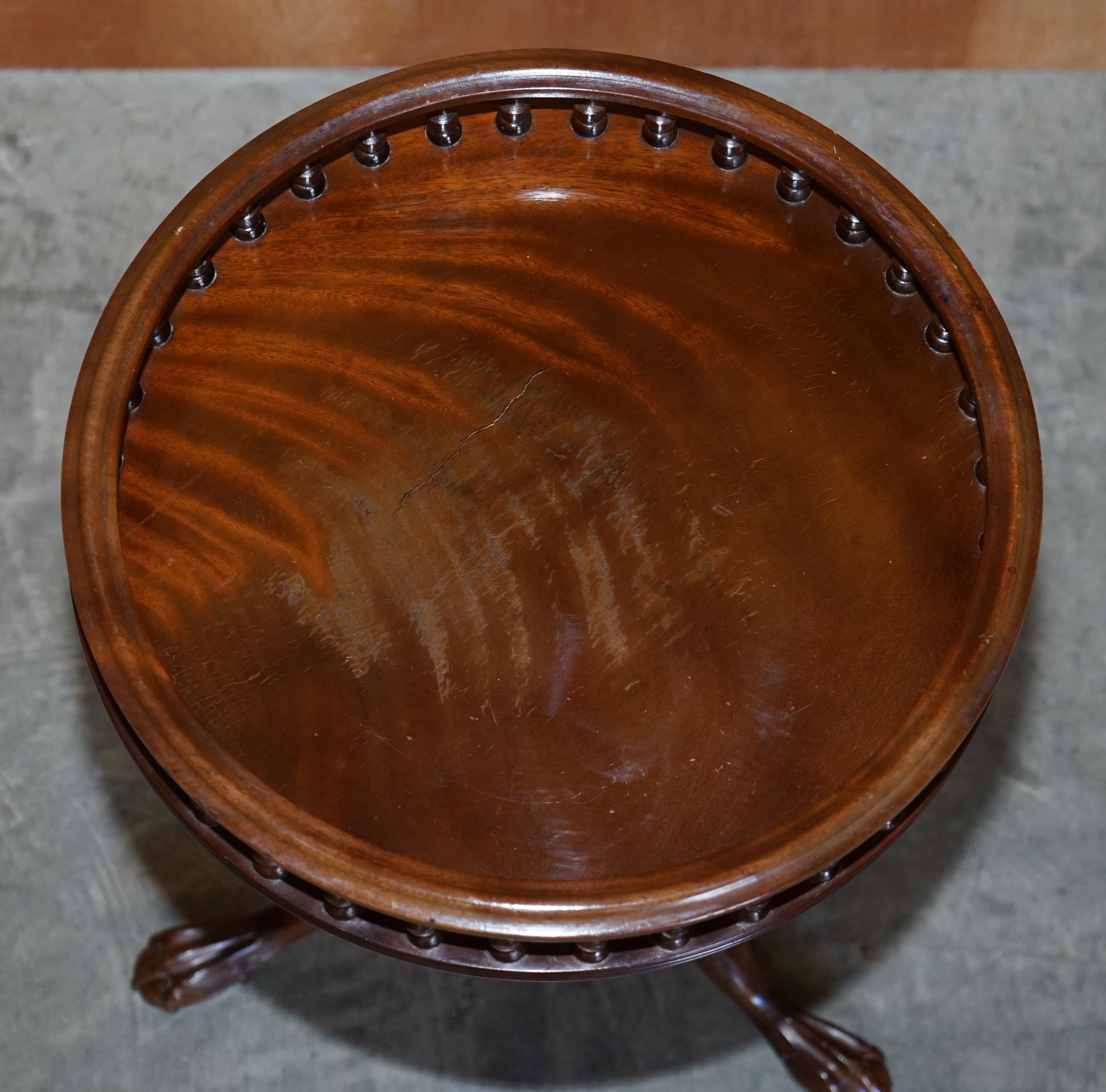 20ième siècle Ravissante table d'appoint à rallonge en bois dur flammé avec pieds en forme de griffes et de boules, style Regency en vente