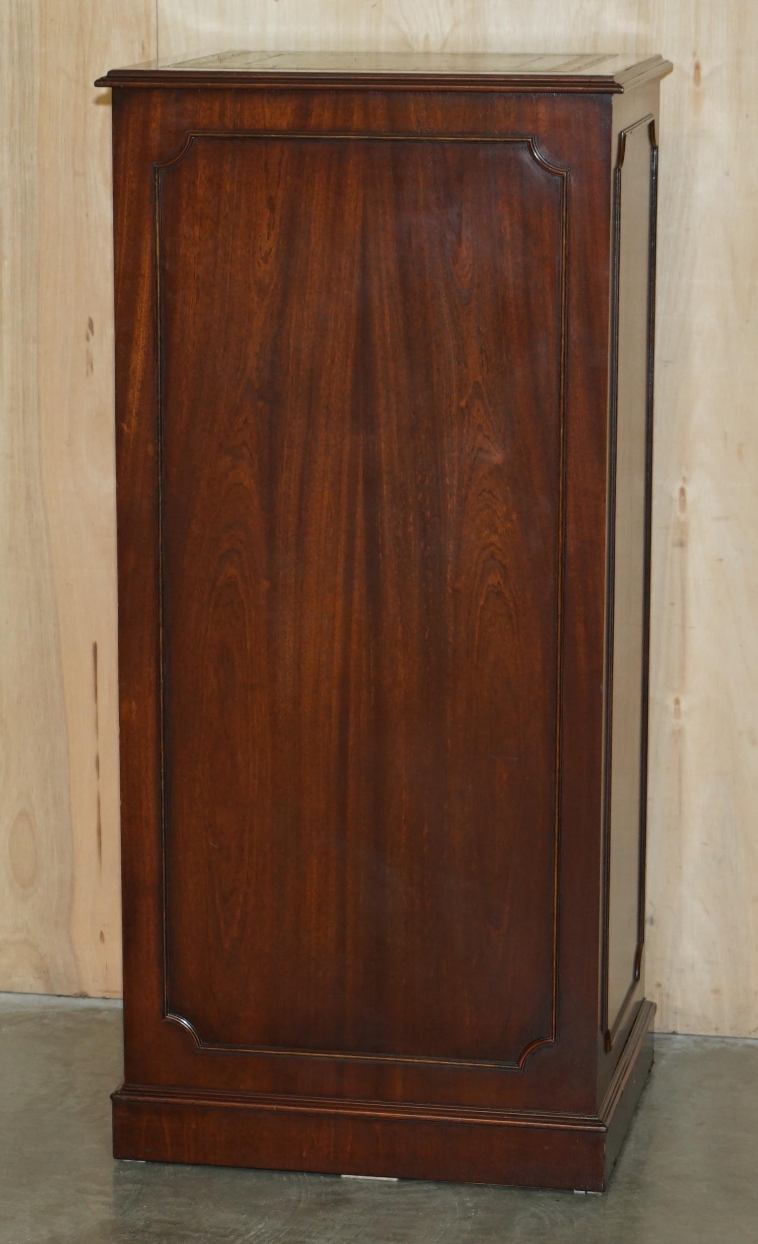 LOVELY FLAMED HARDWOOD LARGE FOUR DRAWER FILING CABiNET WITH GREEN LEATHER TOP For Sale 3