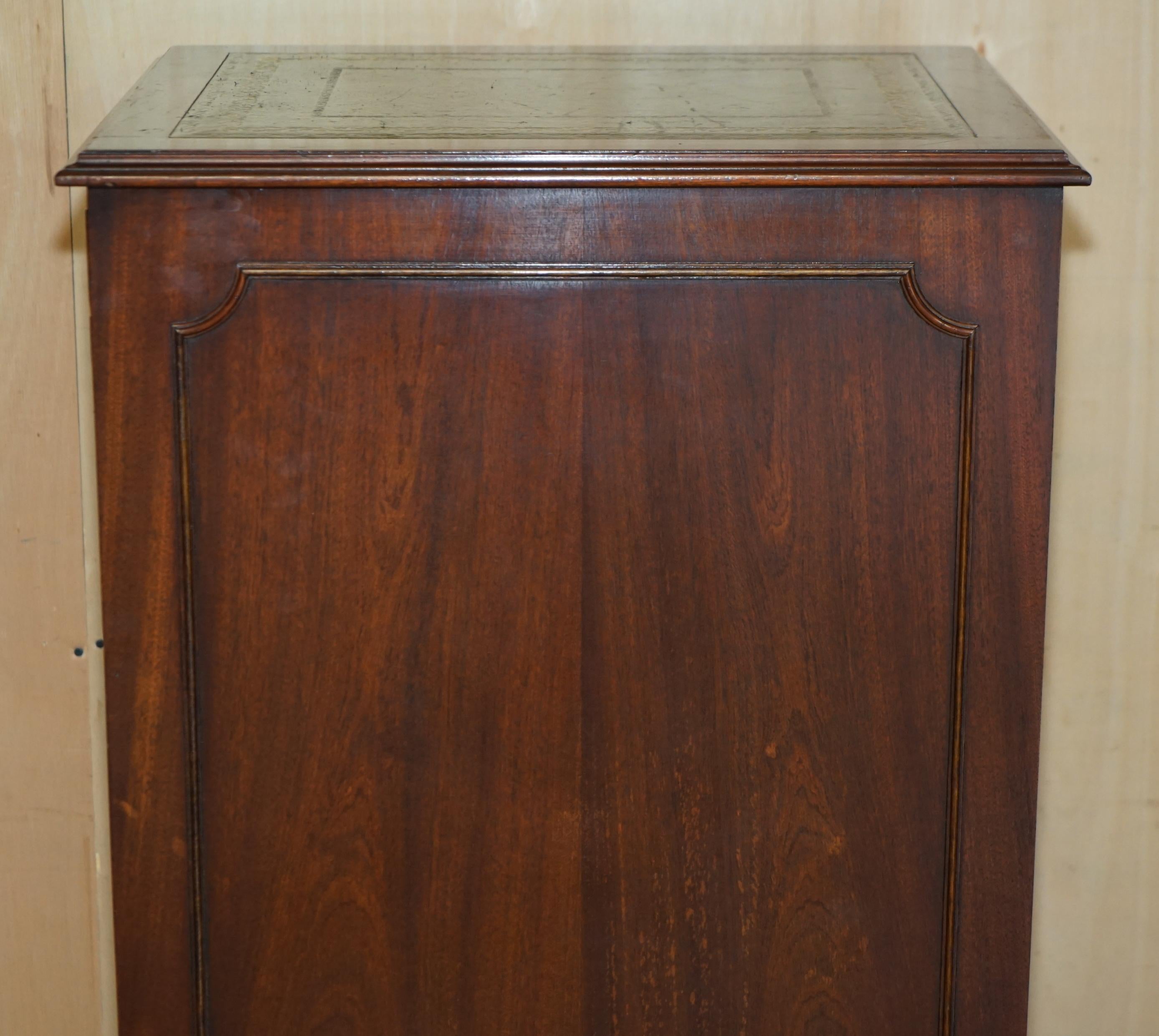 LOVELY FLAMED HARDWOOD LARGE FOUR DRAWER FILING CABiNET WITH GREEN LEATHER TOP For Sale 4