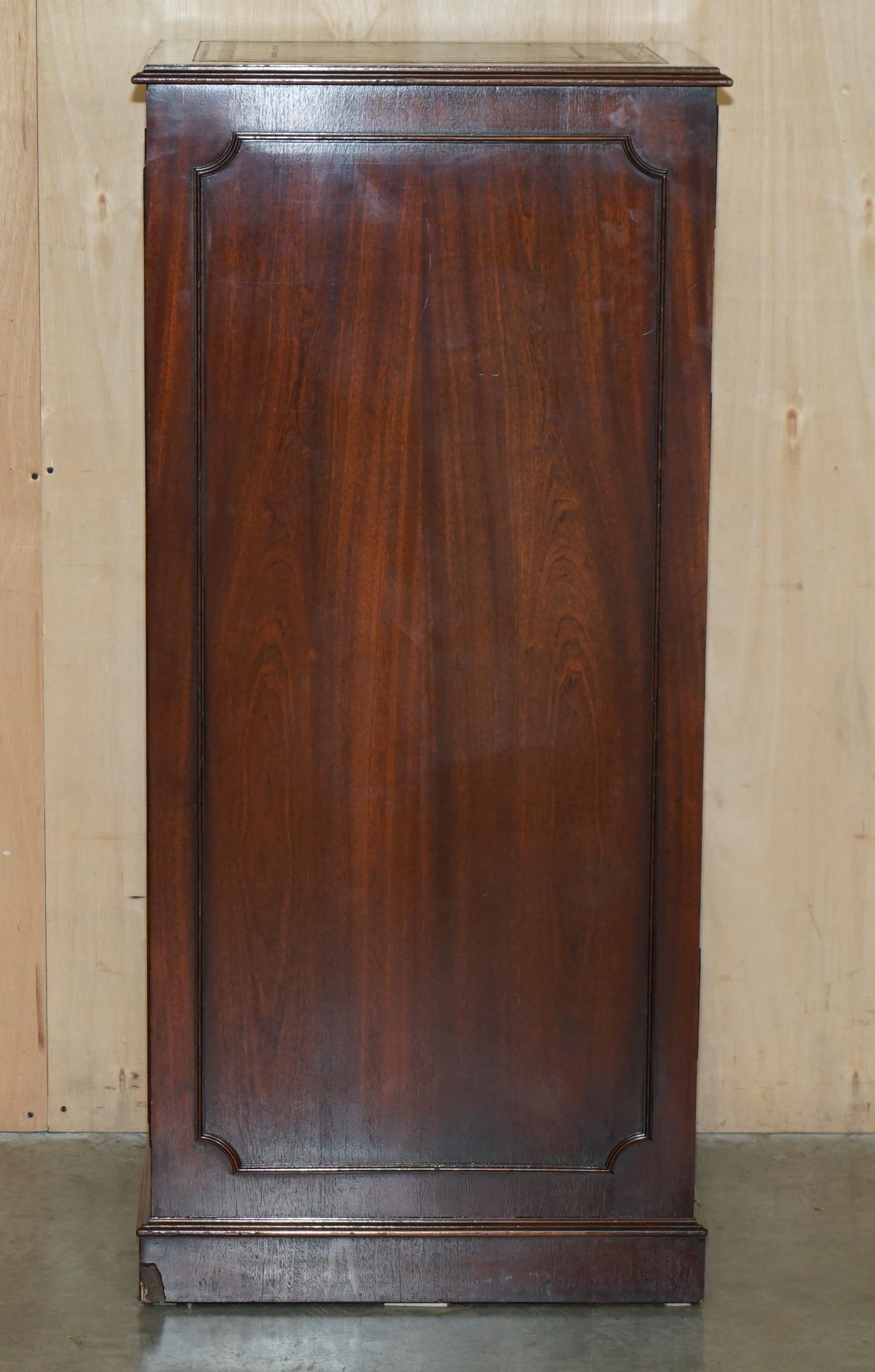 LOVELY FLAMED HARDWOOD LARGE FOUR DRAWER FILING CABiNET WITH GREEN LEATHER TOP For Sale 6