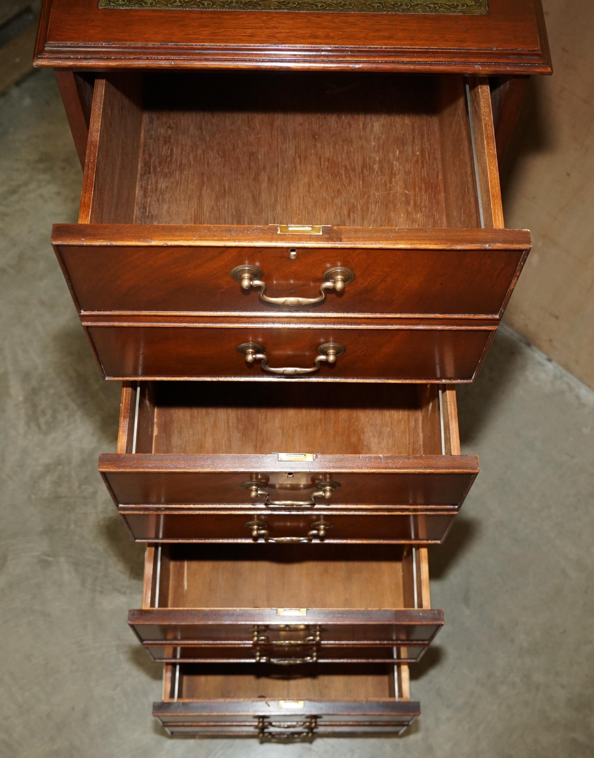 LOVELY FLAMED HARDWOOD LARGE FOUR DRAWER FILING CABiNET WITH GREEN LEATHER TOP For Sale 8
