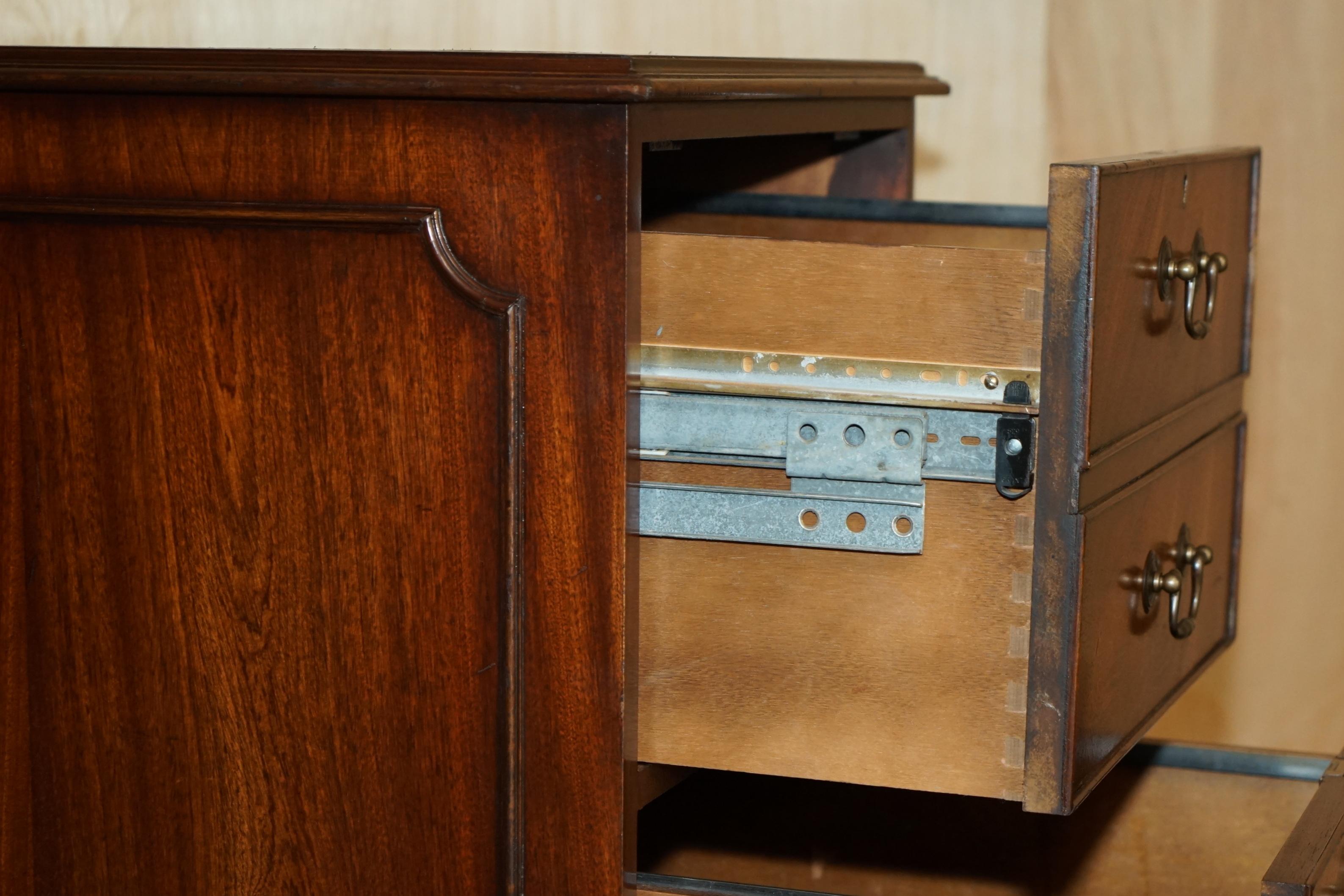 LOVELY FLAMED HARDWOOD LARGE FOUR DRAWER FILING CABiNET WITH GREEN LEATHER TOP For Sale 9