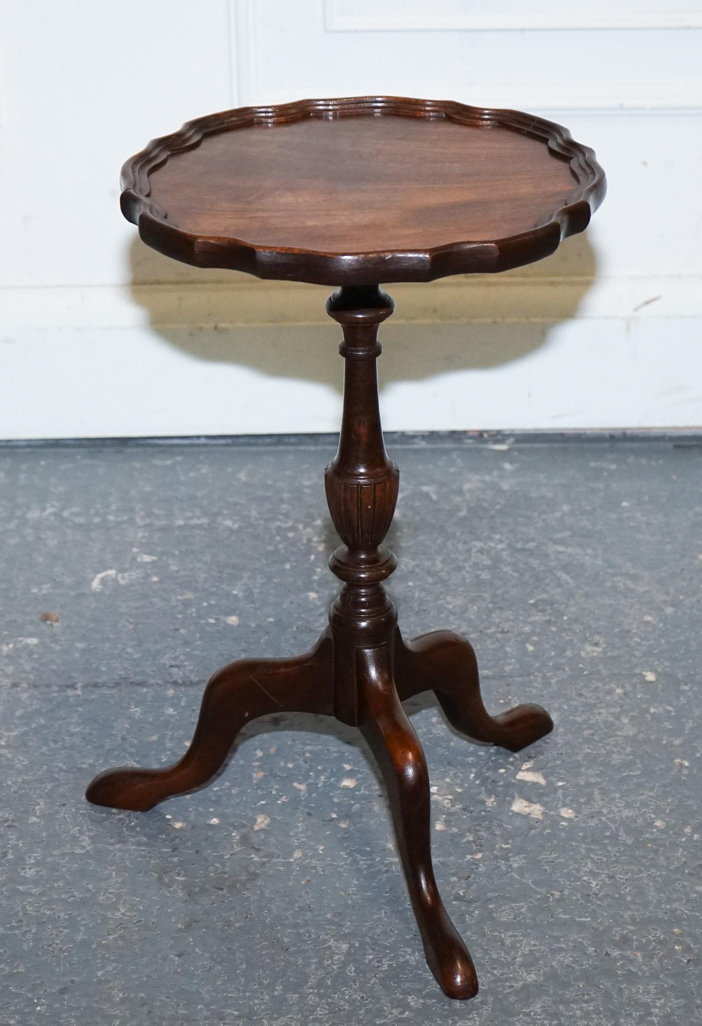 Britannique MAGNIFIQUE  table à vin en bois dur flammé avec plateau en bois de sciure de bois latéral en vente