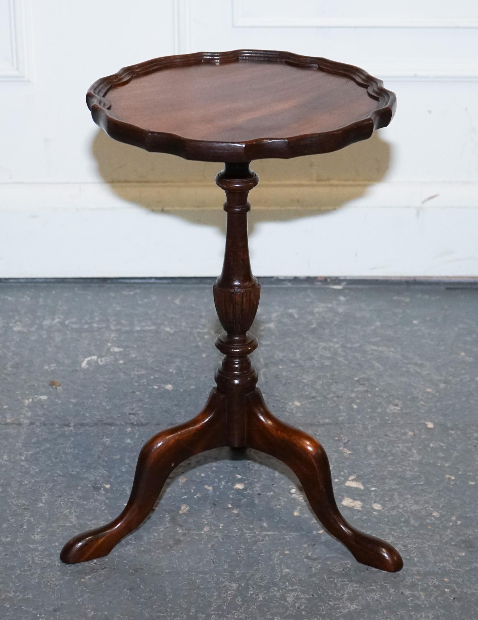 Fait main MAGNIFIQUE  table à vin en bois dur flammé avec plateau en bois de sciure de bois latéral en vente