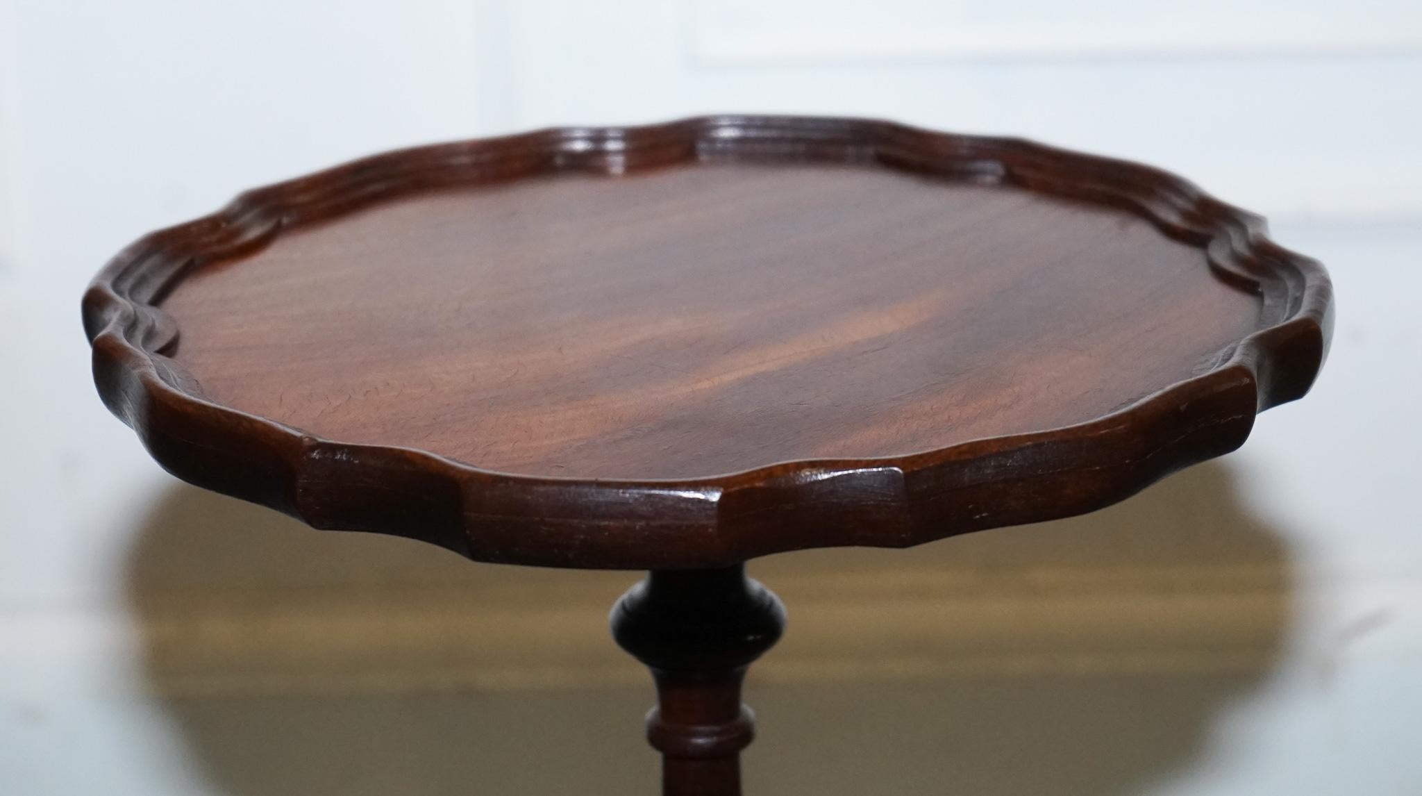 MAGNIFIQUE  table à vin en bois dur flammé avec plateau en bois de sciure de bois latéral Bon état - En vente à Pulborough, GB