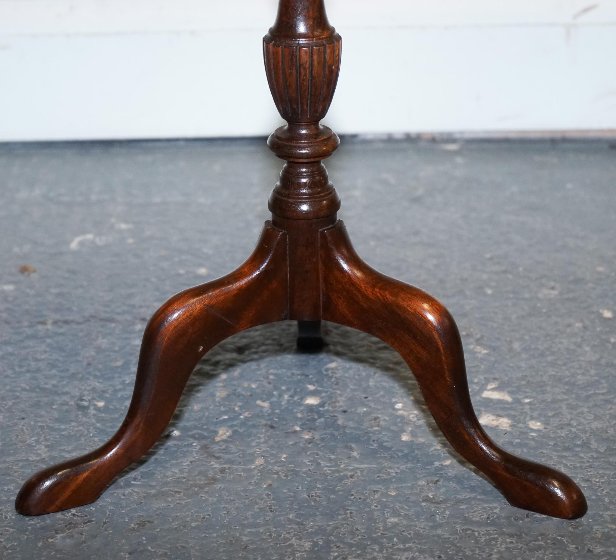 20ième siècle MAGNIFIQUE  table à vin en bois dur flammé avec plateau en bois de sciure de bois latéral en vente