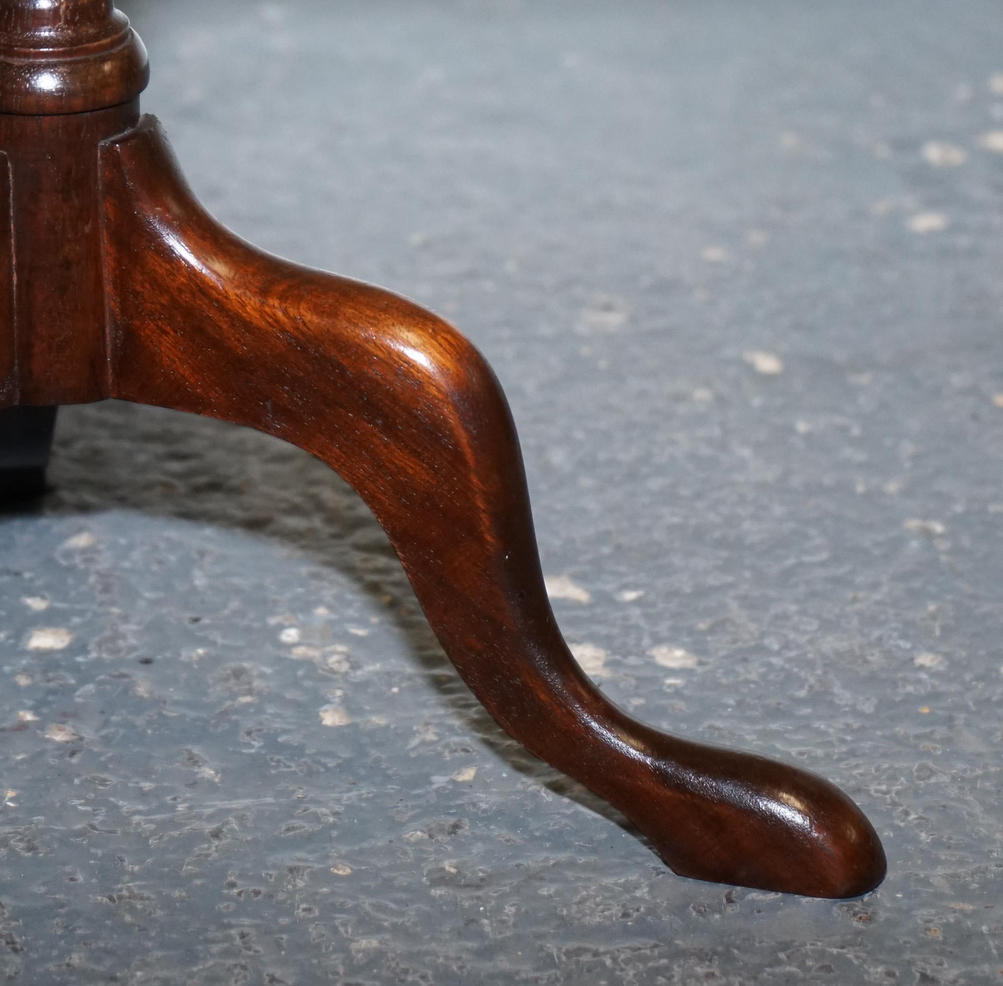 Bois de feuillus MAGNIFIQUE  table à vin en bois dur flammé avec plateau en bois de sciure de bois latéral en vente
