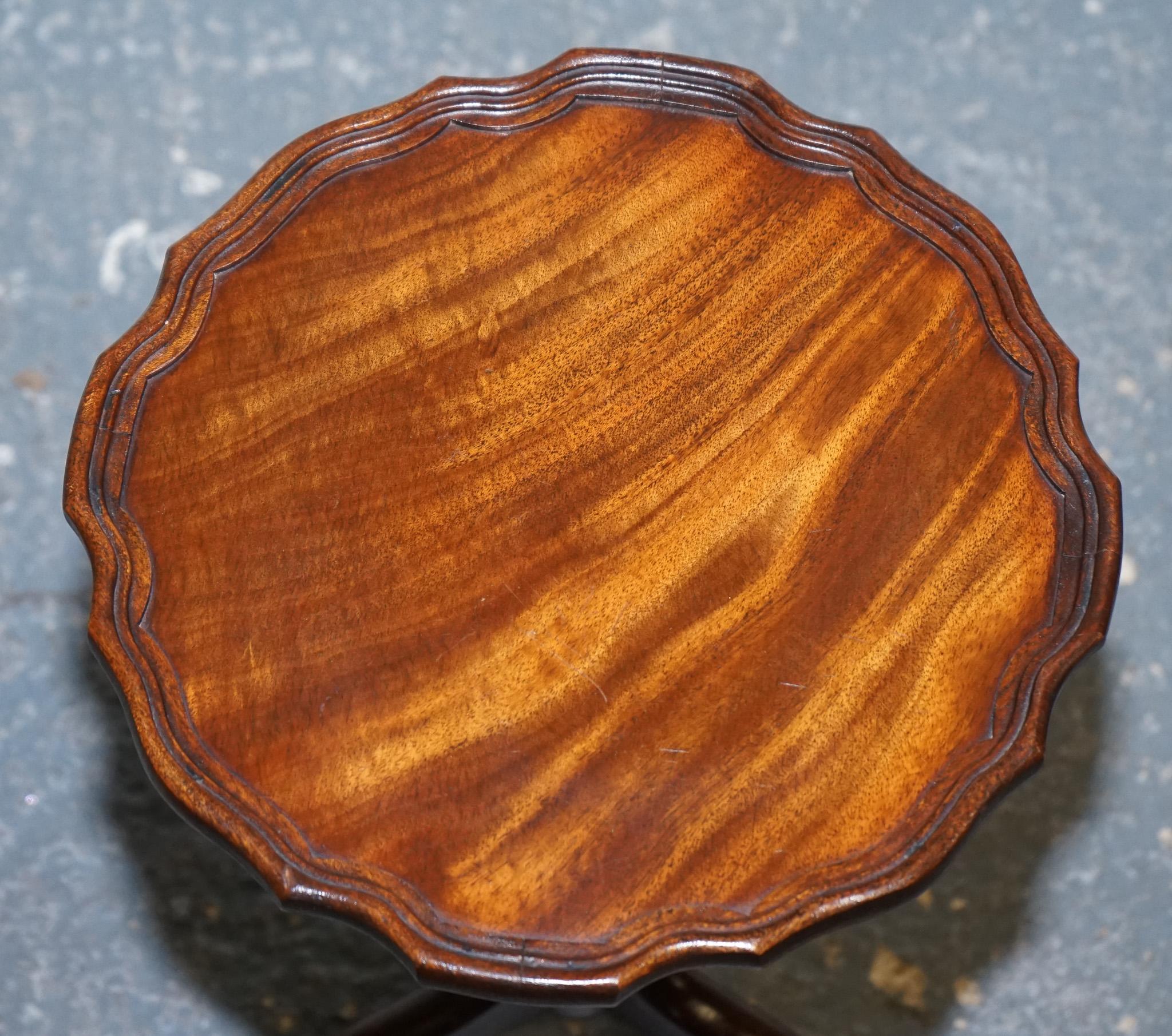 MAGNIFIQUE  table à vin en bois dur flammé avec plateau en bois de sciure de bois latéral en vente 1