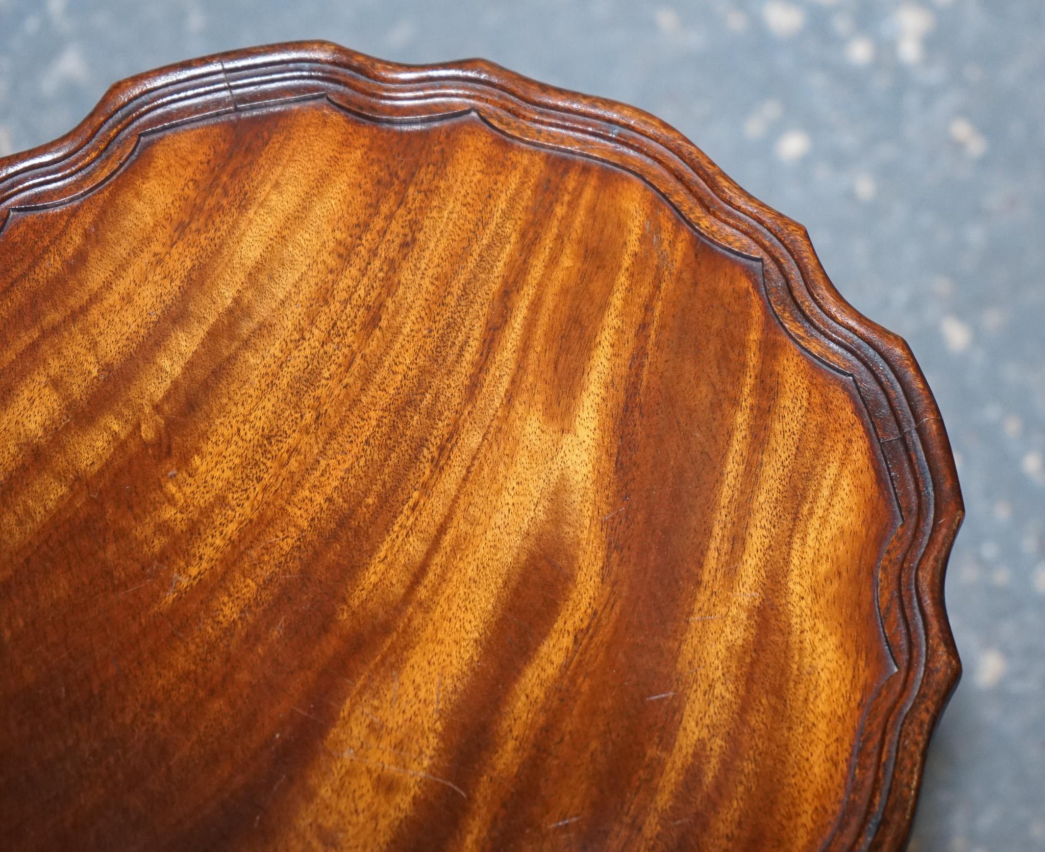 MAGNIFIQUE  table à vin en bois dur flammé avec plateau en bois de sciure de bois latéral en vente 2