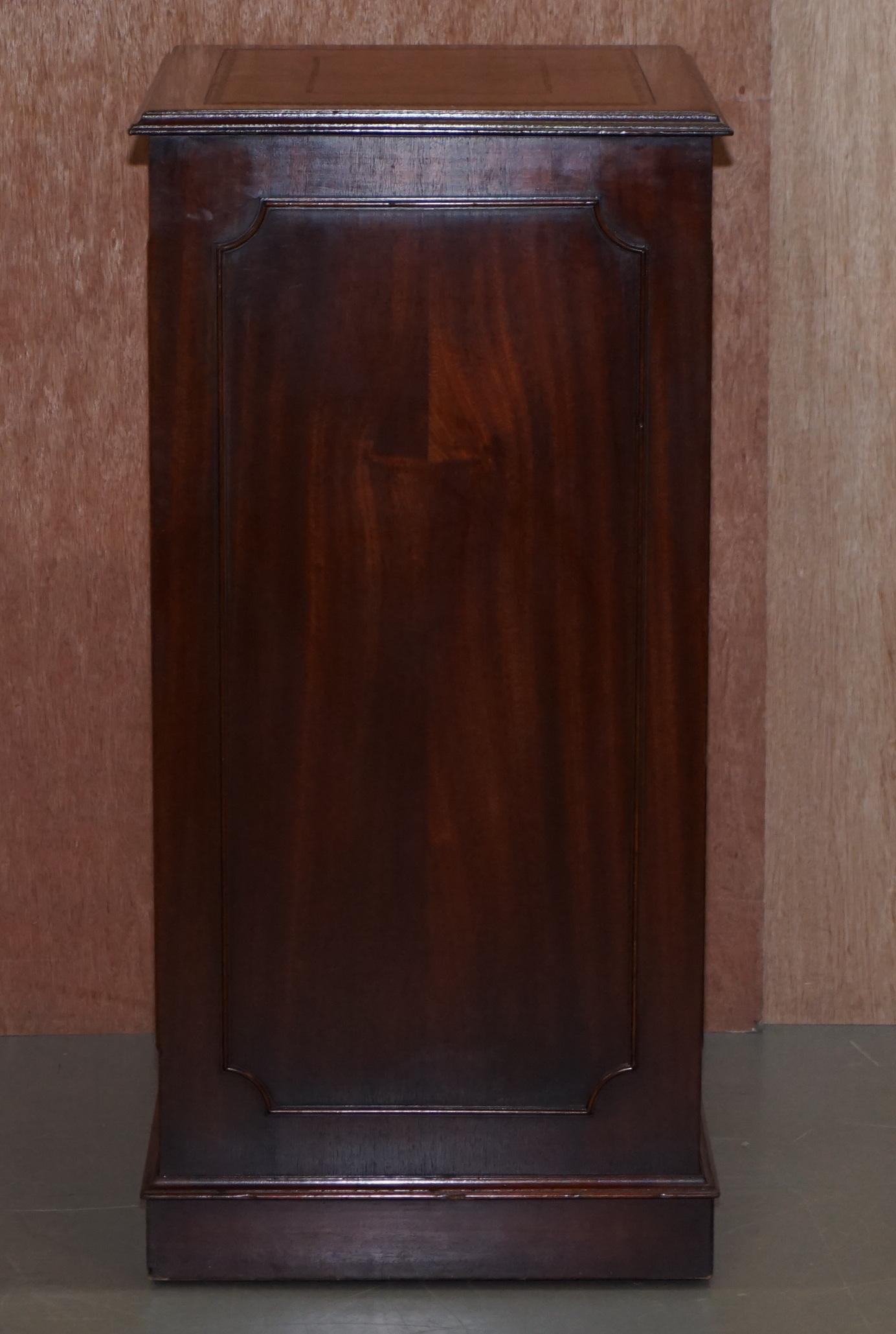 Lovely Flamed Mahogany Large Three Drawer Filing Cabinet with Brown Leather Top 3
