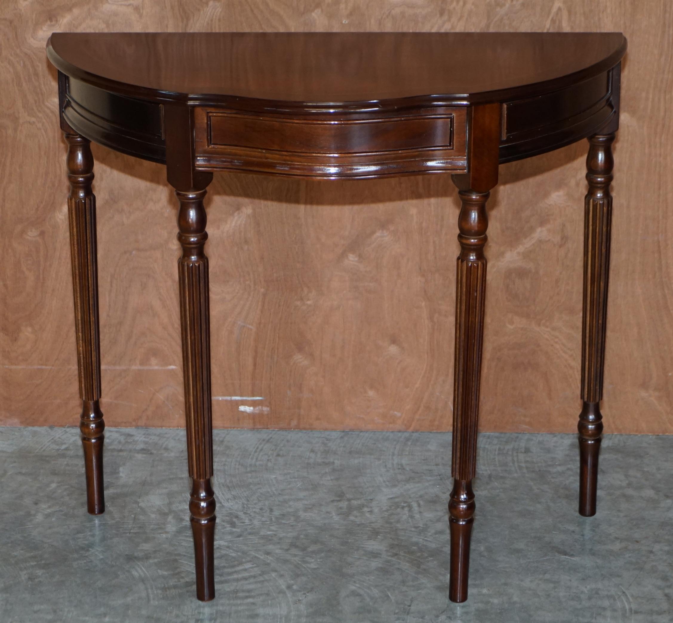Preciosa Mesa Consola Vintage Demi Line de madera noble flameada con un solo cajón Jorge III en venta