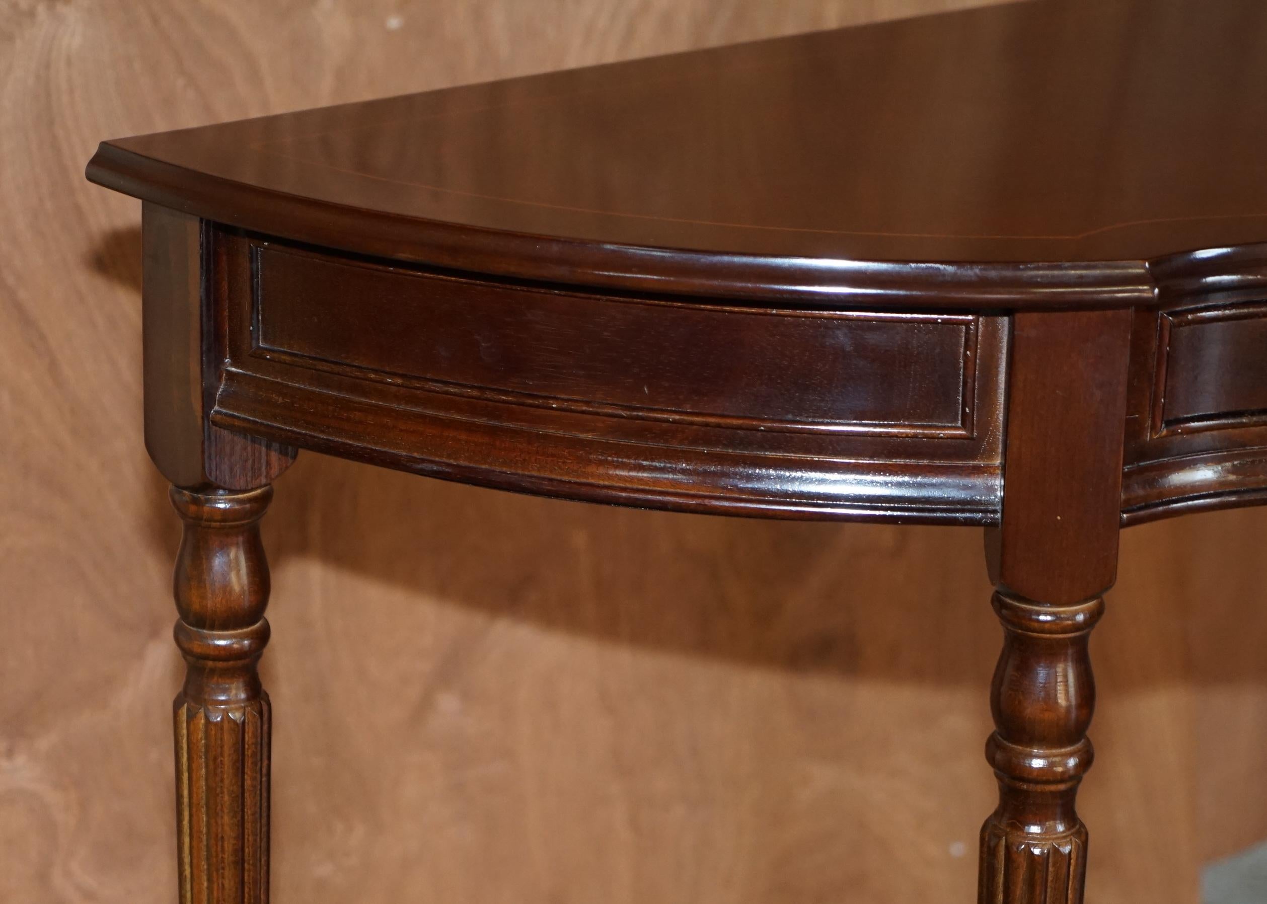 Preciosa Mesa Consola Vintage Demi Line de madera noble flameada con un solo cajón Madera dura en venta