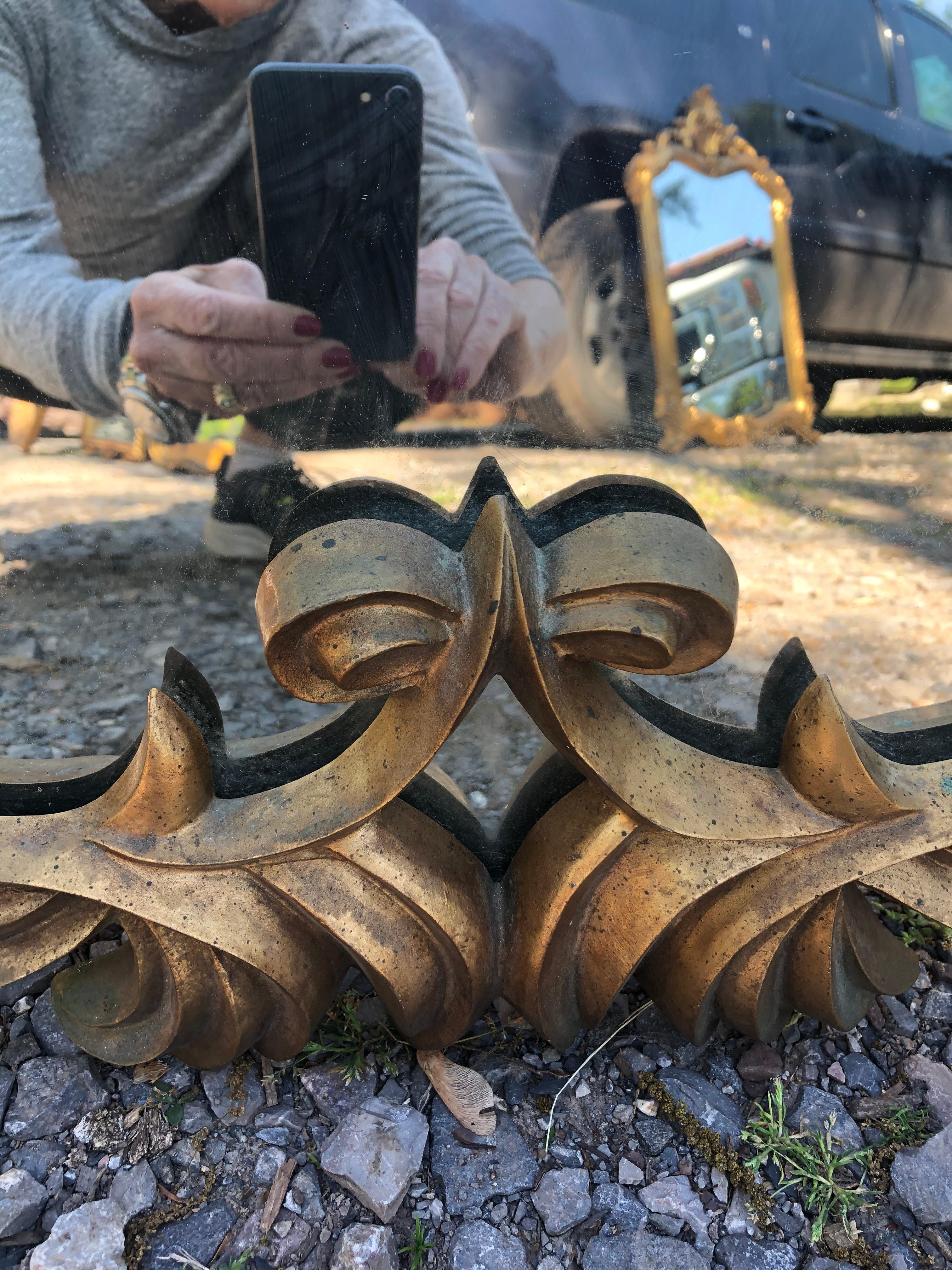 Nord-américain Ravissant petit miroir doré inspiré de Fleur di Lis en vente